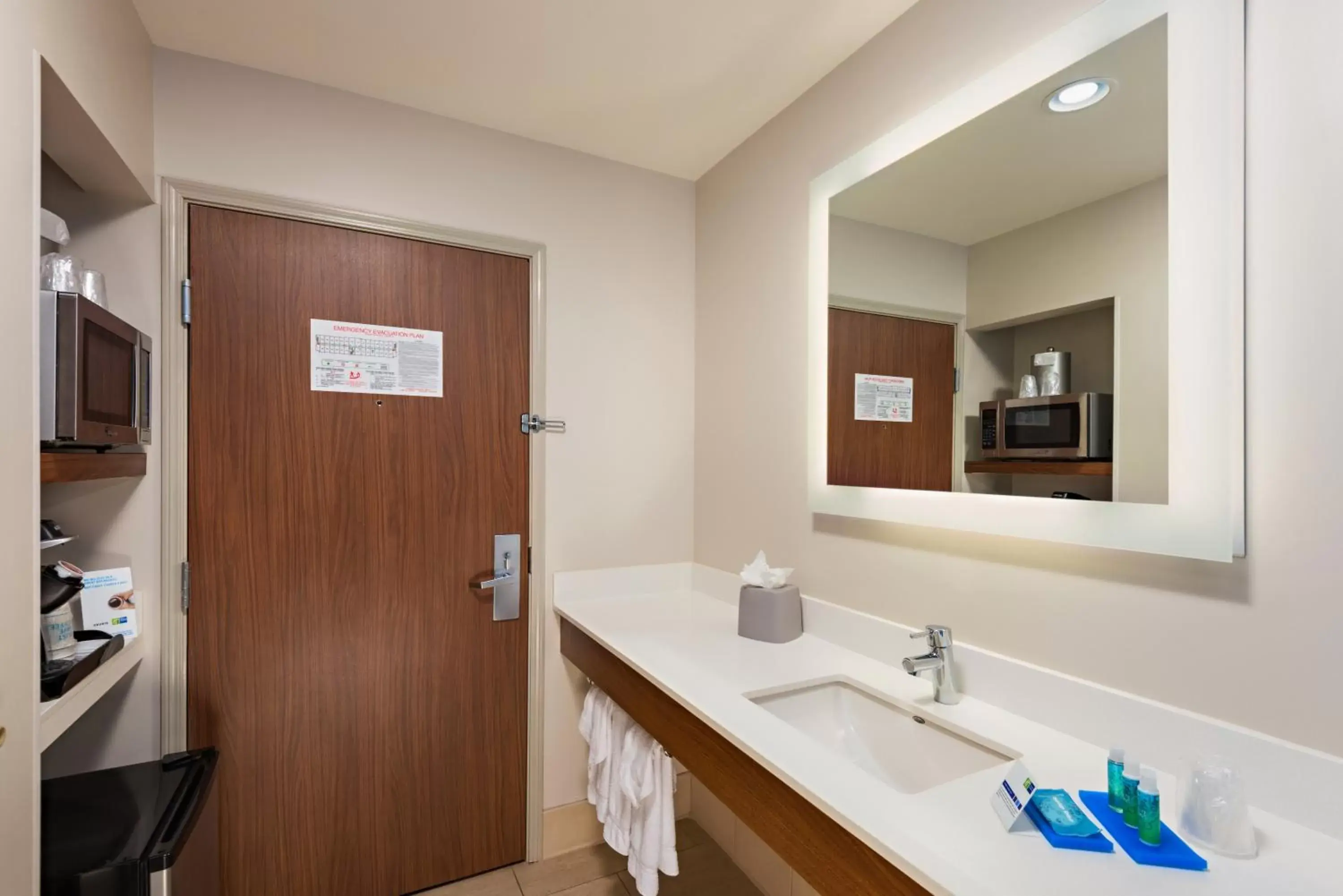 Bathroom in Holiday Inn Express Peoria North - Glendale, an IHG Hotel