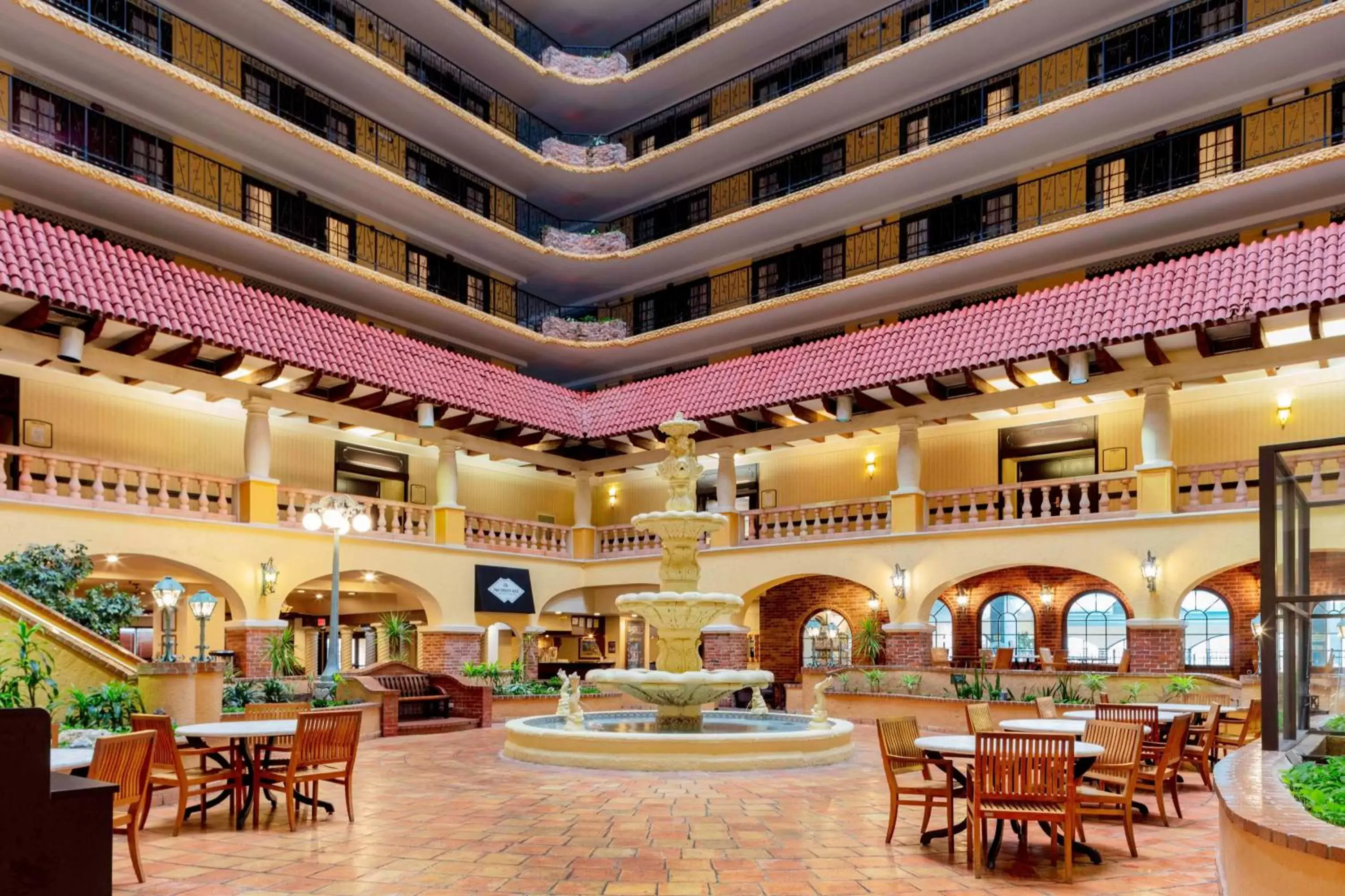 Lobby or reception, Restaurant/Places to Eat in Embassy Suites by Hilton Kansas City Plaza