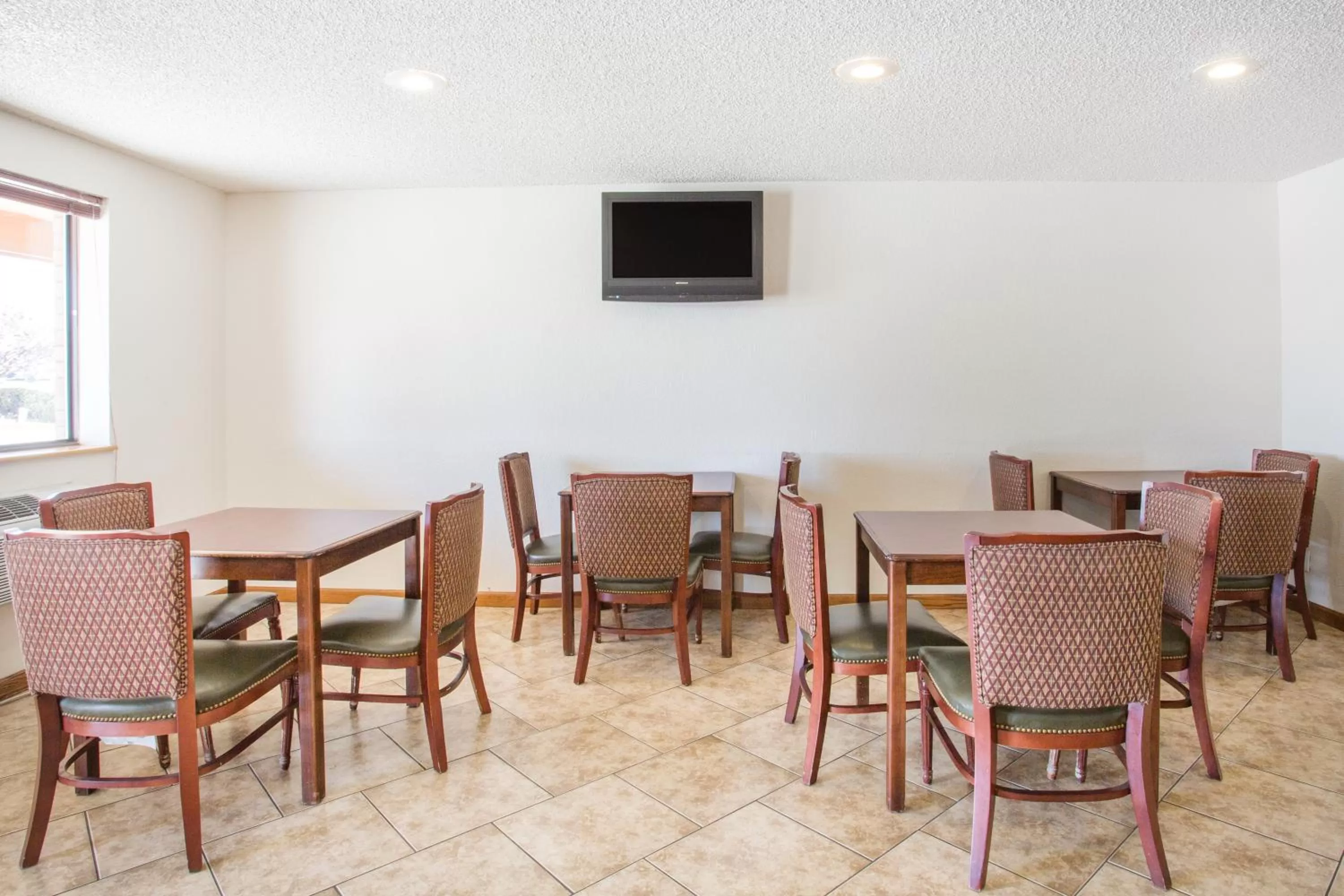 Seating area in Super 8 by Wyndham Kingman