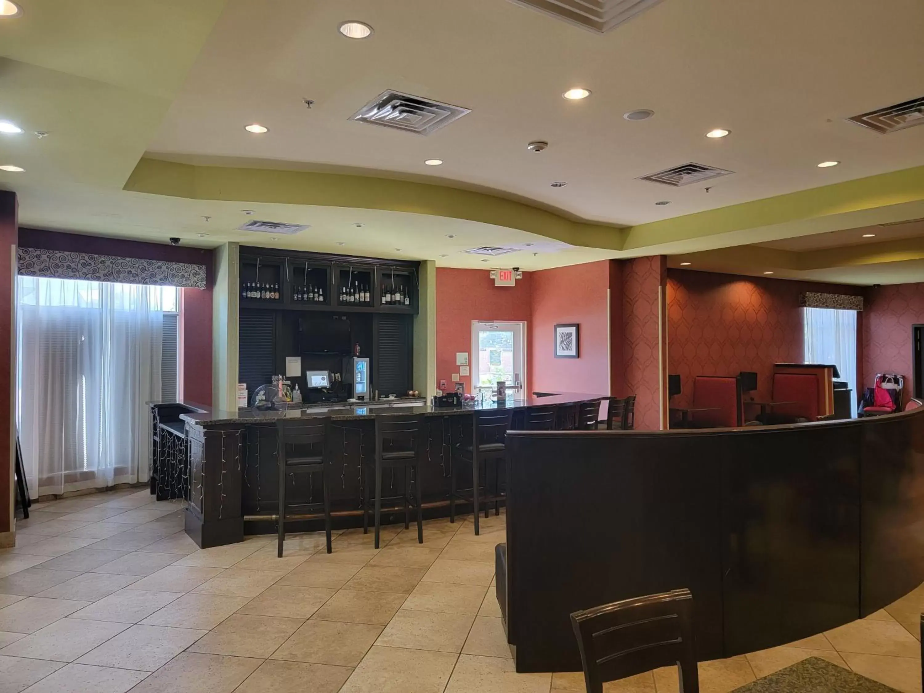 Lounge or bar, Lobby/Reception in Holiday Inn Garland, an IHG Hotel
