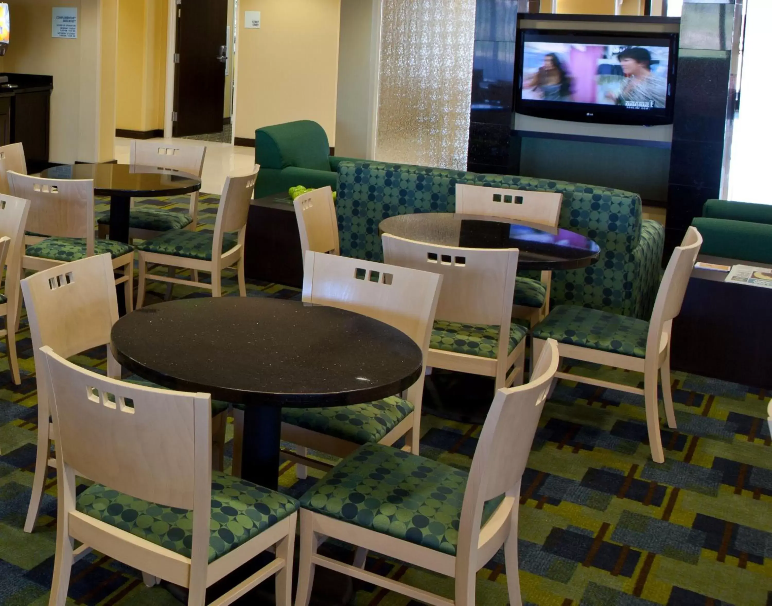 Breakfast, Lounge/Bar in Holiday Inn Express Hotel & Suites Lansing-Dimondale, an IHG Hotel