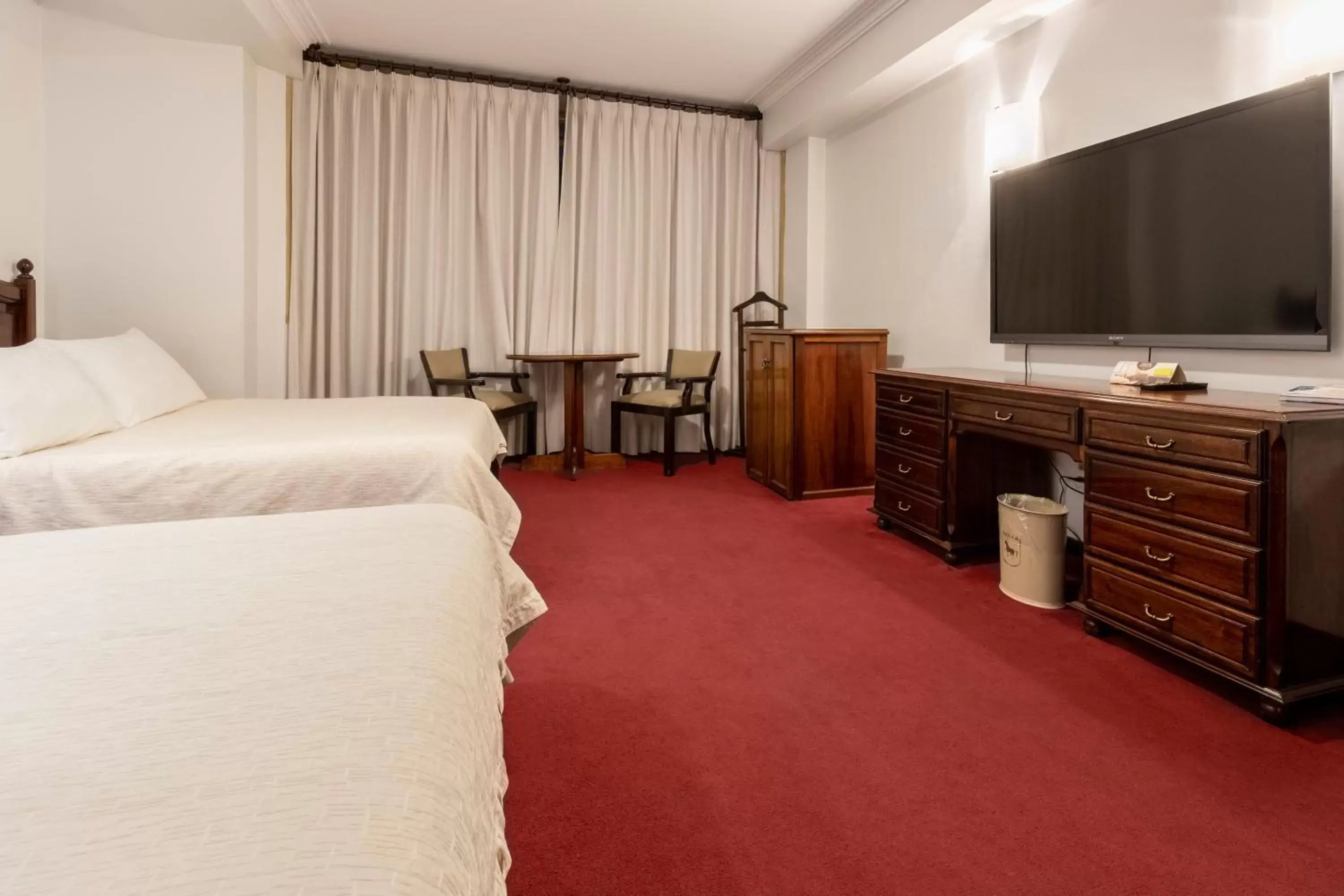 Bedroom, TV/Entertainment Center in El Rey Palace Hotel