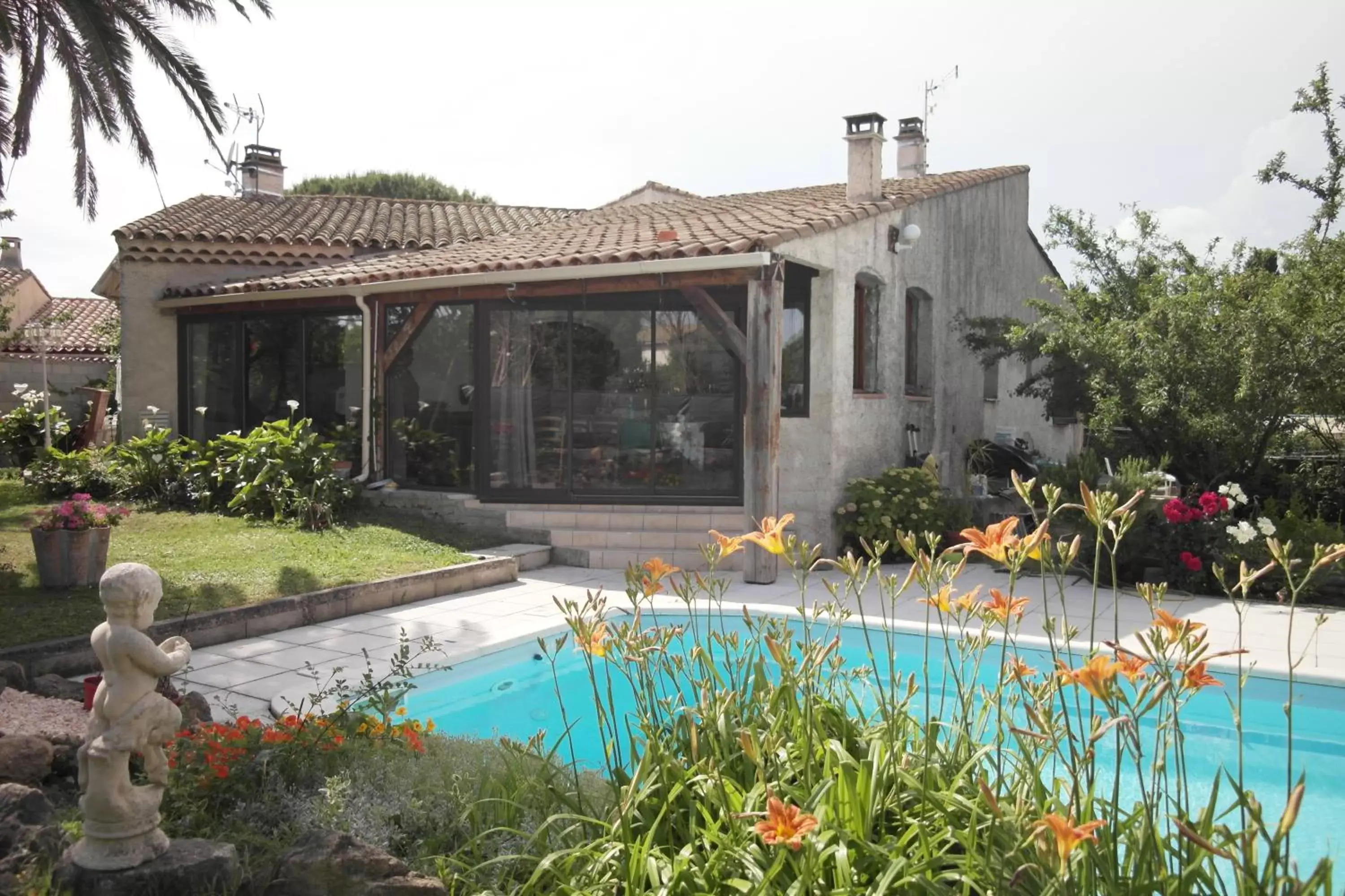 Staff, Swimming Pool in Chez Marydidou : Chambres d'hôtes