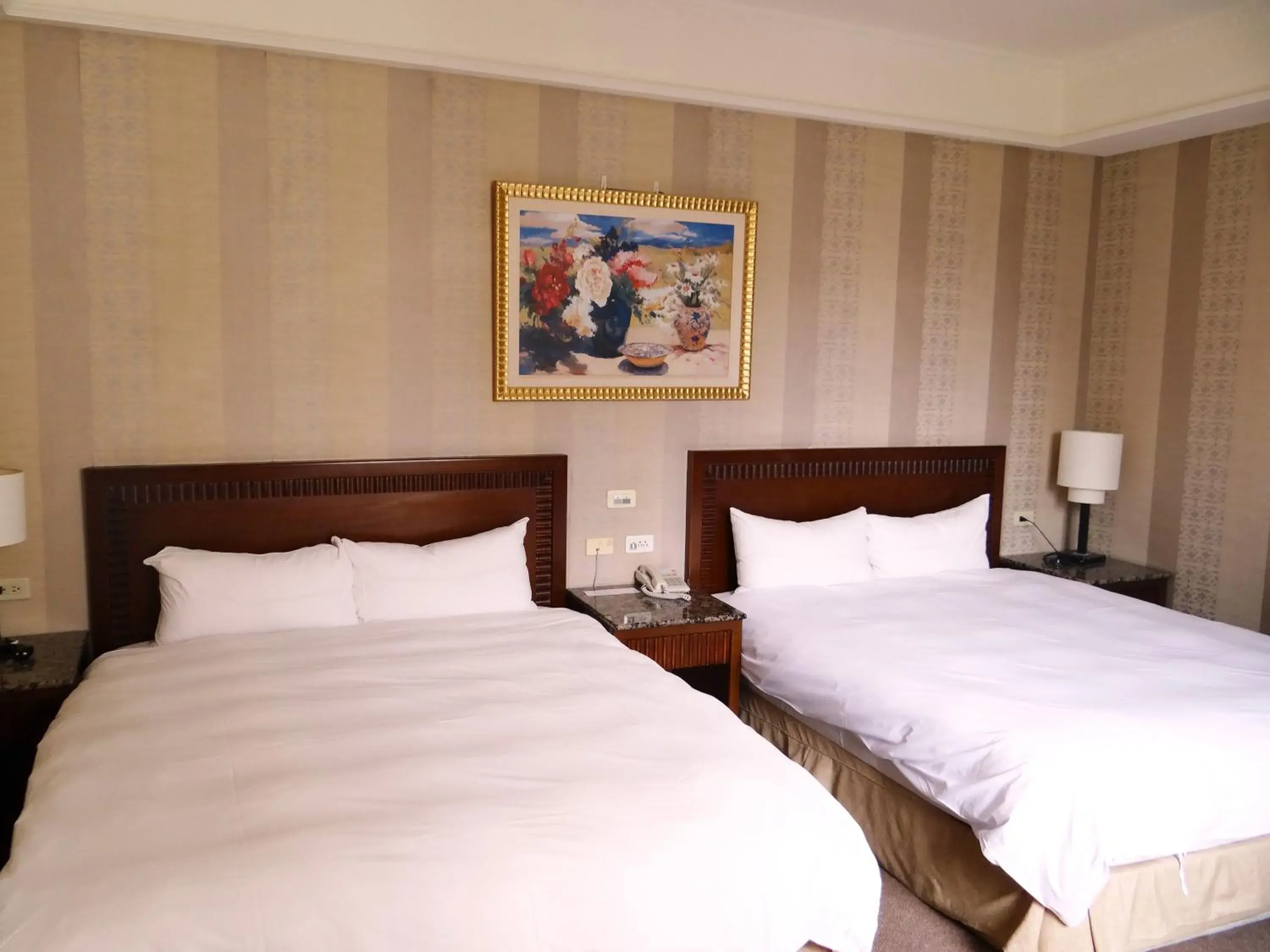 bunk bed, Bed in Wu Zhou Hotel