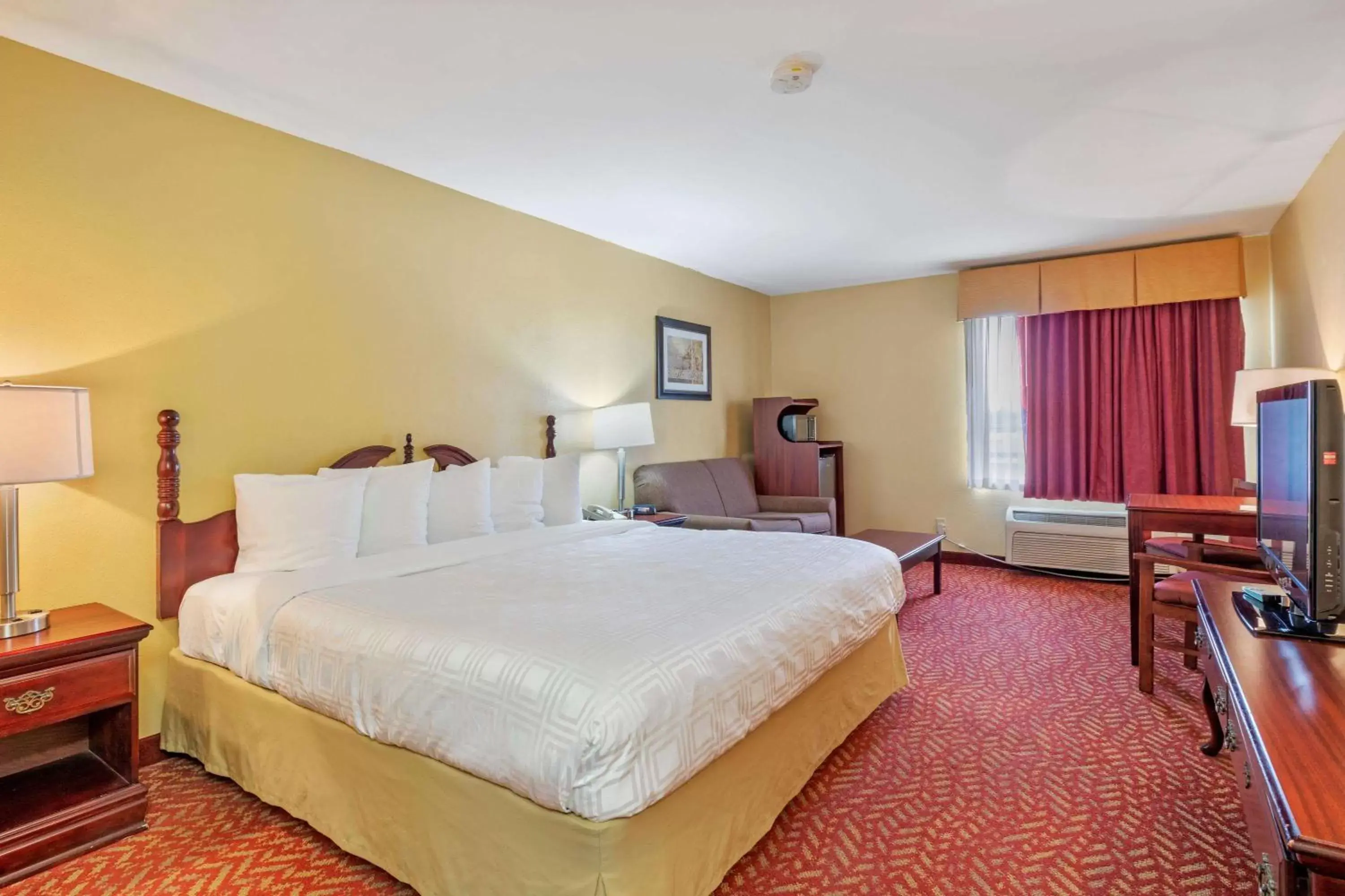 Bedroom, Bed in Best Western Clearlake Plaza