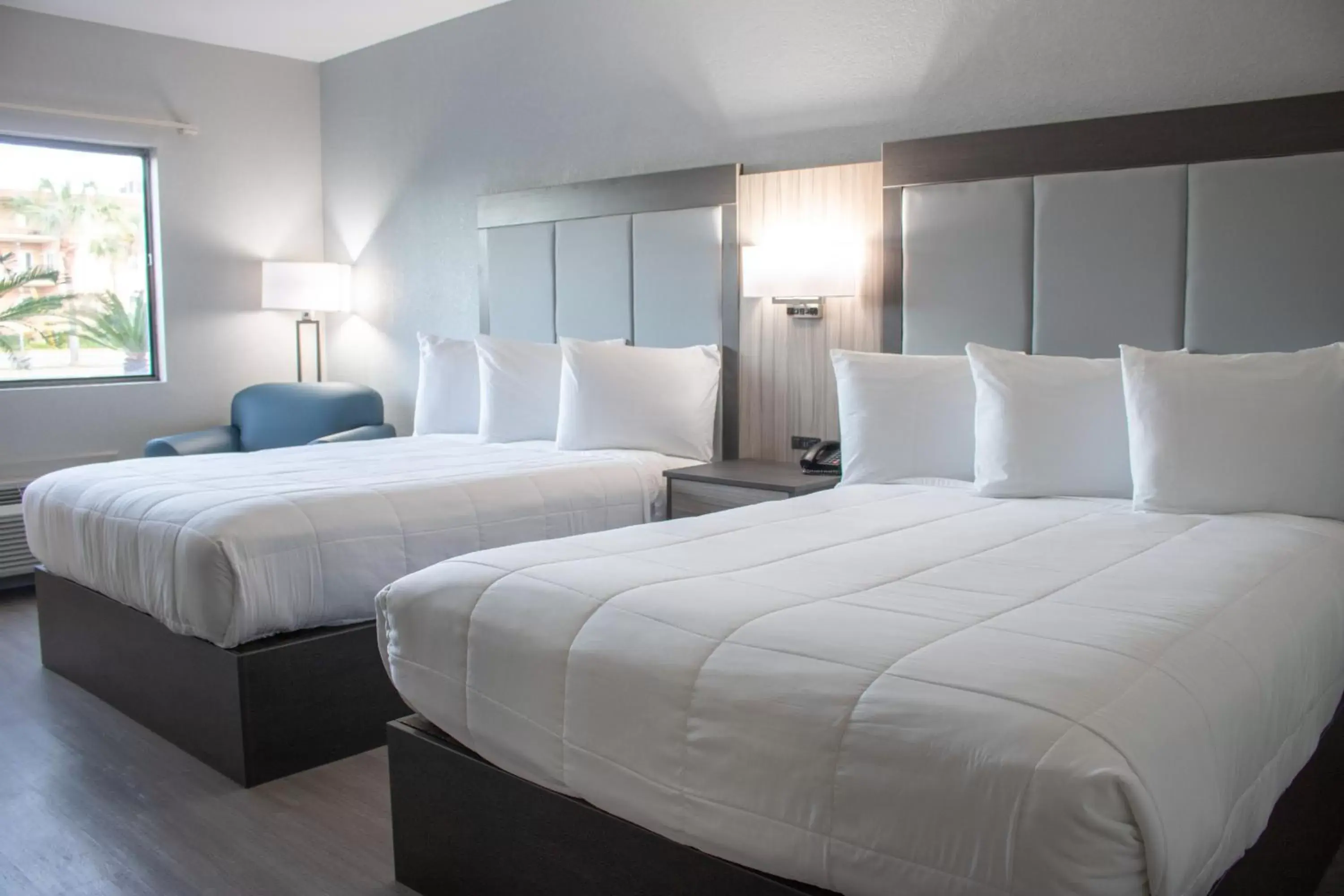 Bedroom, Bed in Admiral's Inn on Tybee Island