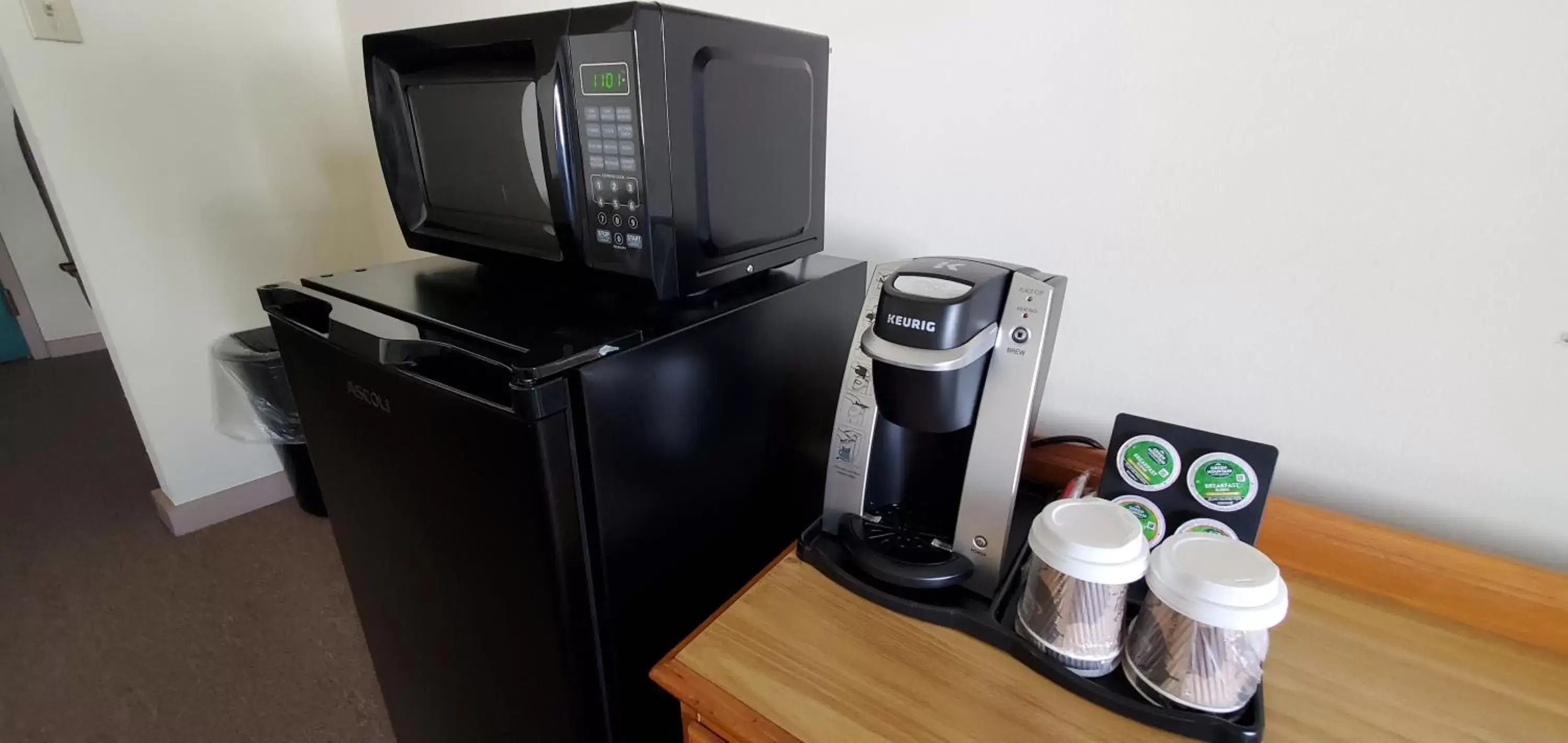 Coffee/tea facilities, TV/Entertainment Center in Amish Inn