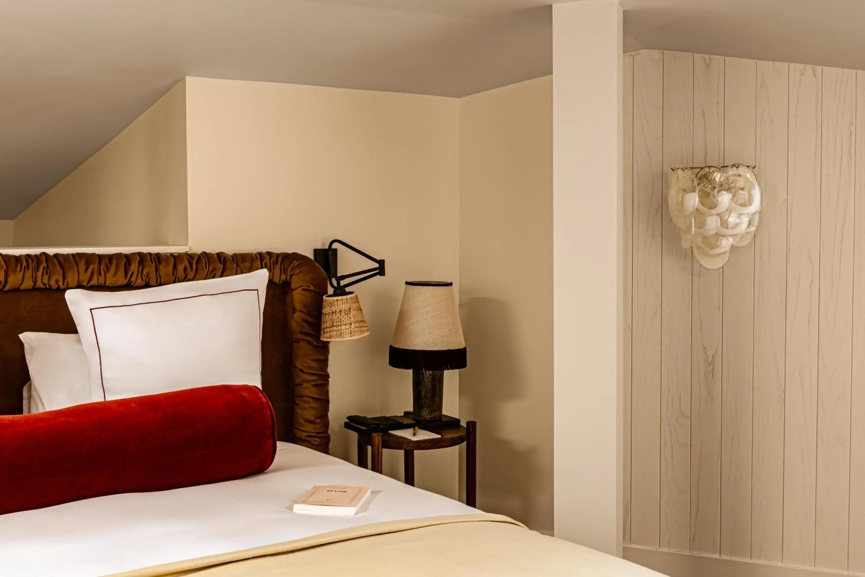 Bedroom, Bed in Château des Fleurs - Hôtel & Spa - Paris Champs-Elysées