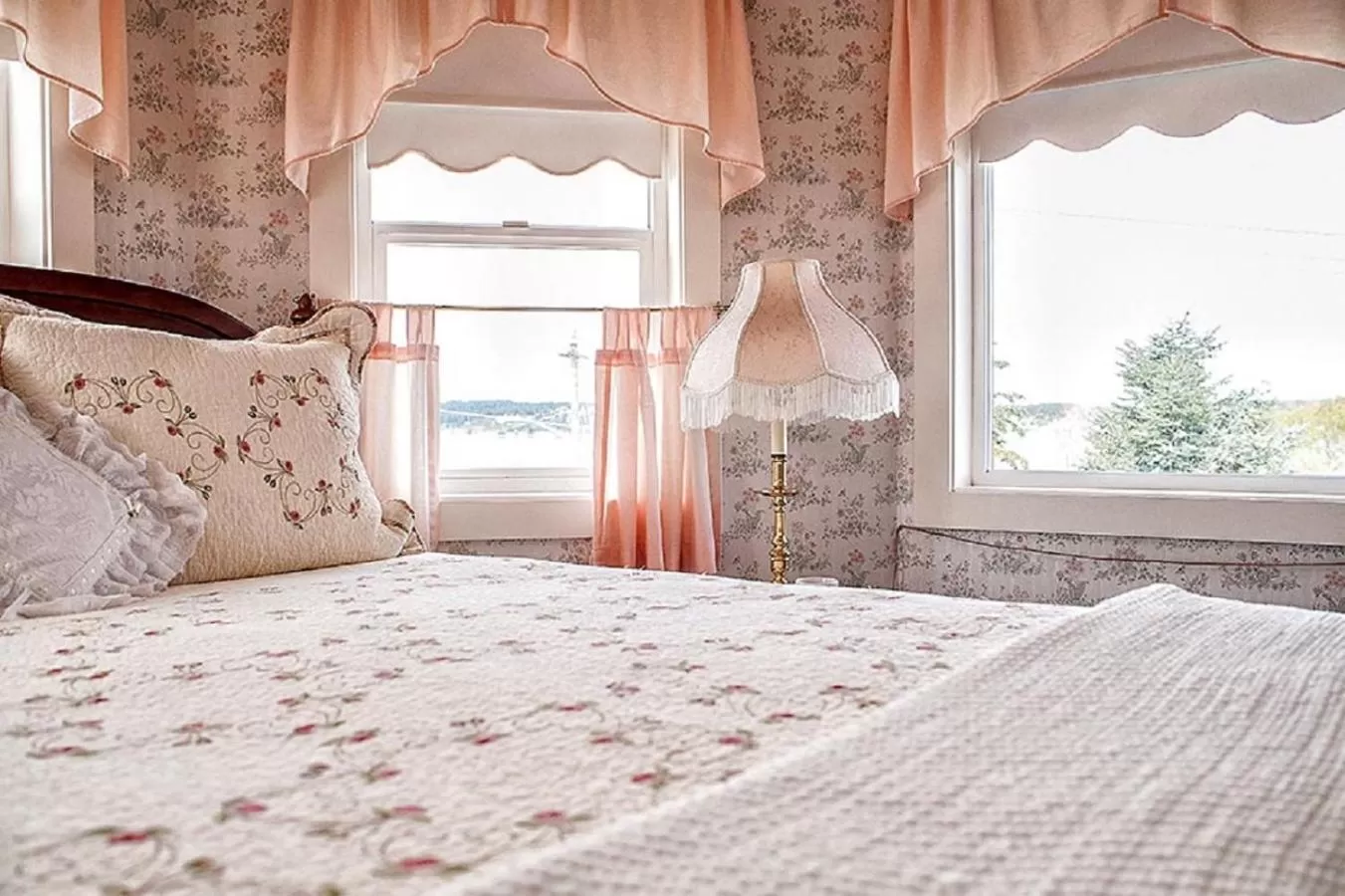 Bed in Anchorage Inn B&B