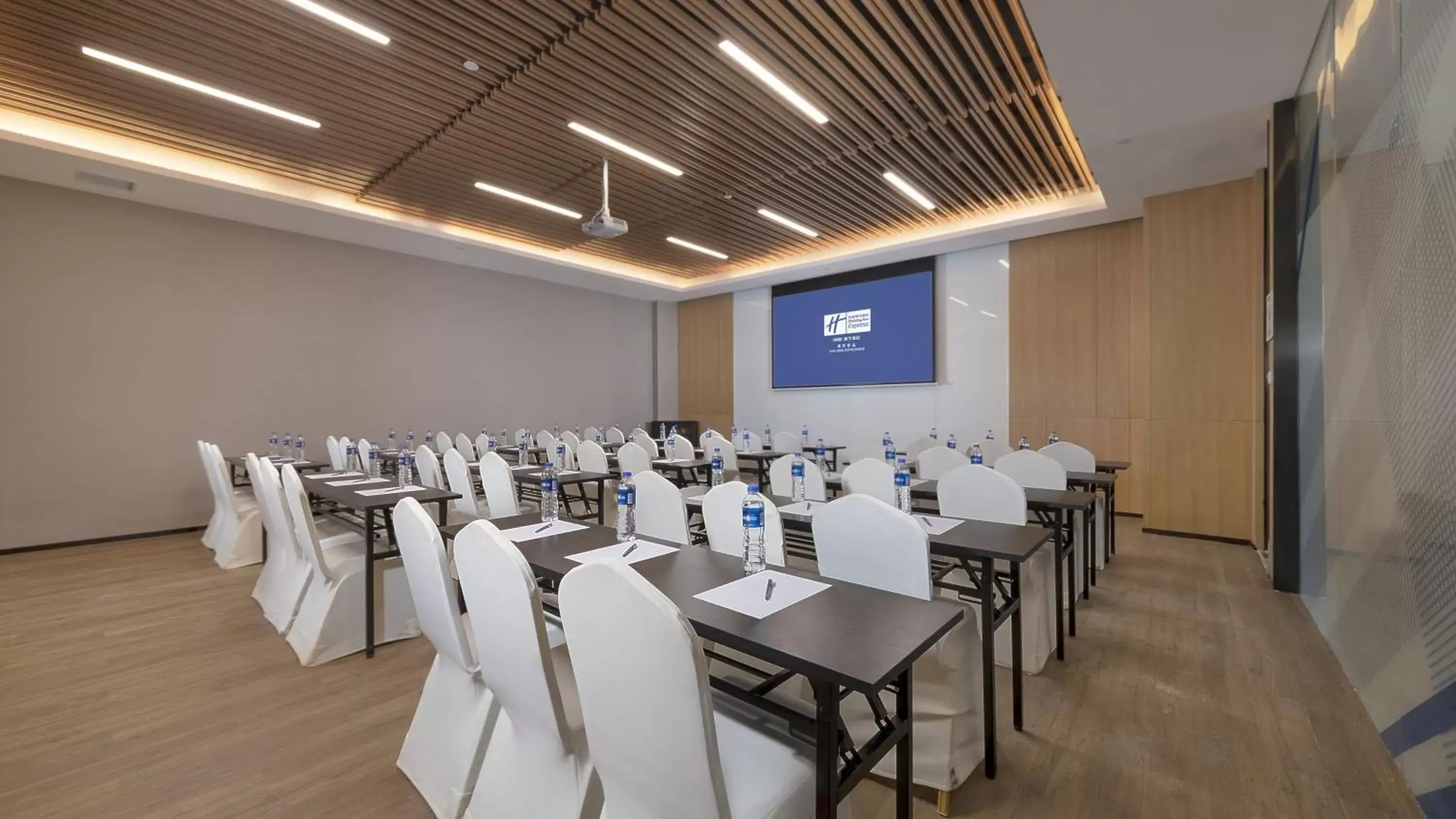 Meeting/conference room in Holiday Inn Express Nanjing Dongshan, an IHG Hotel