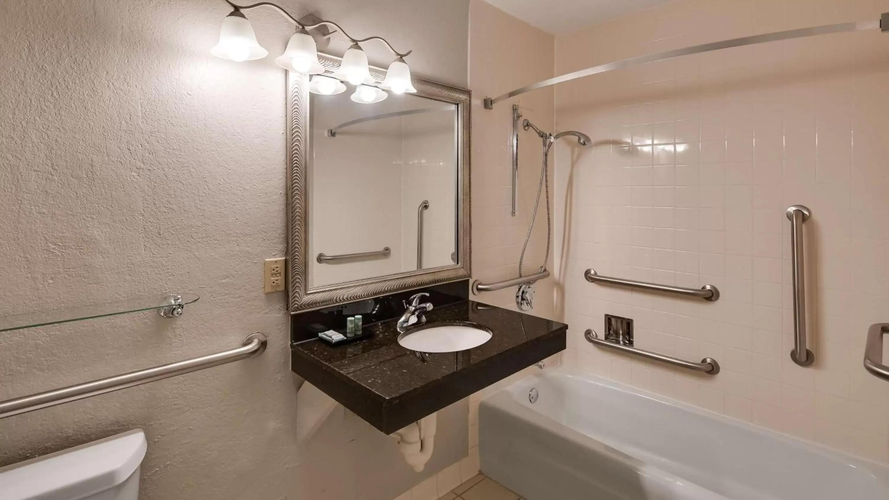 Queen Room wth Bathtub - Non-Smoking in Best Western Tomah Hotel