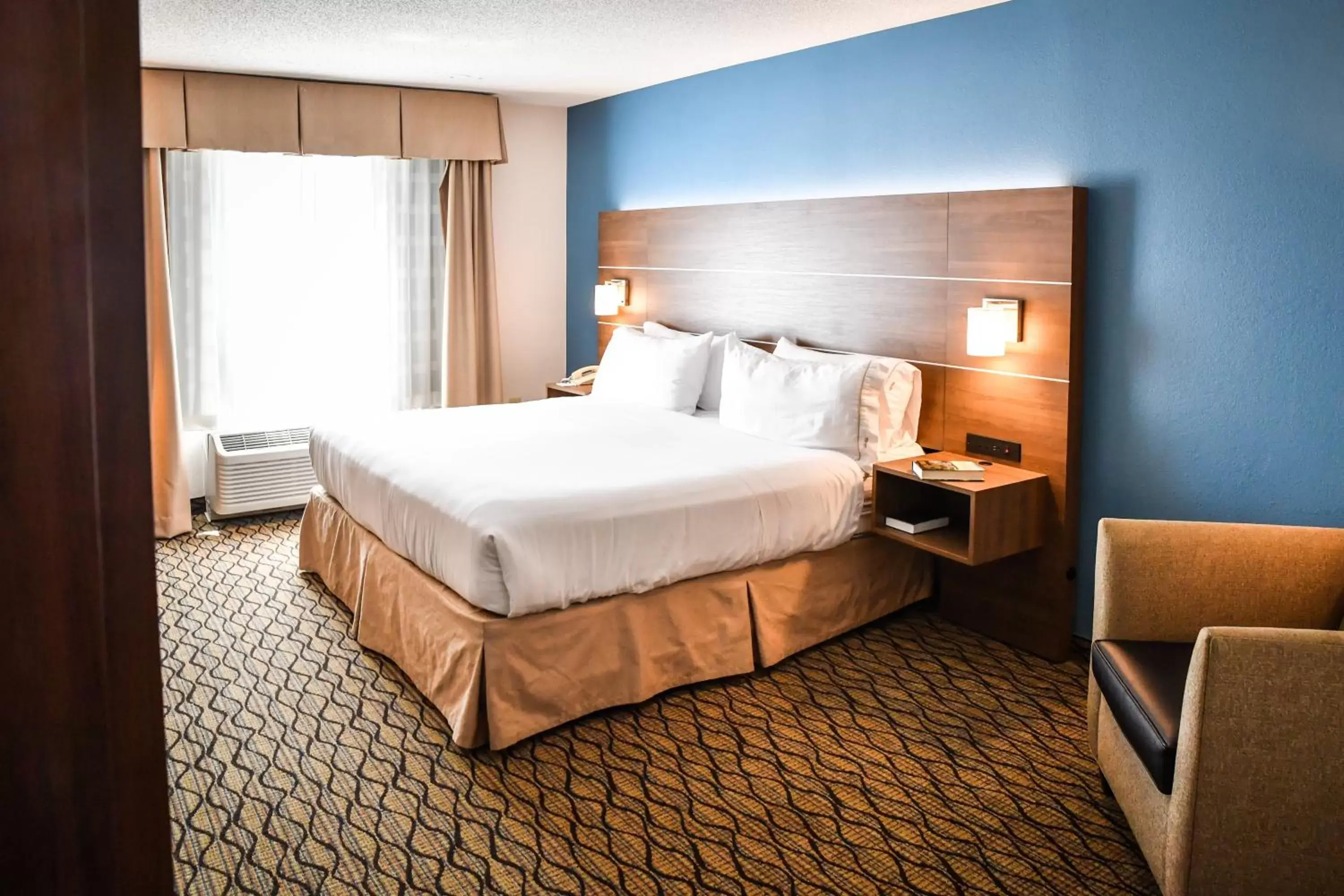 Photo of the whole room, Bed in Holiday Inn Express Hotel & Suites - Concord, an IHG Hotel