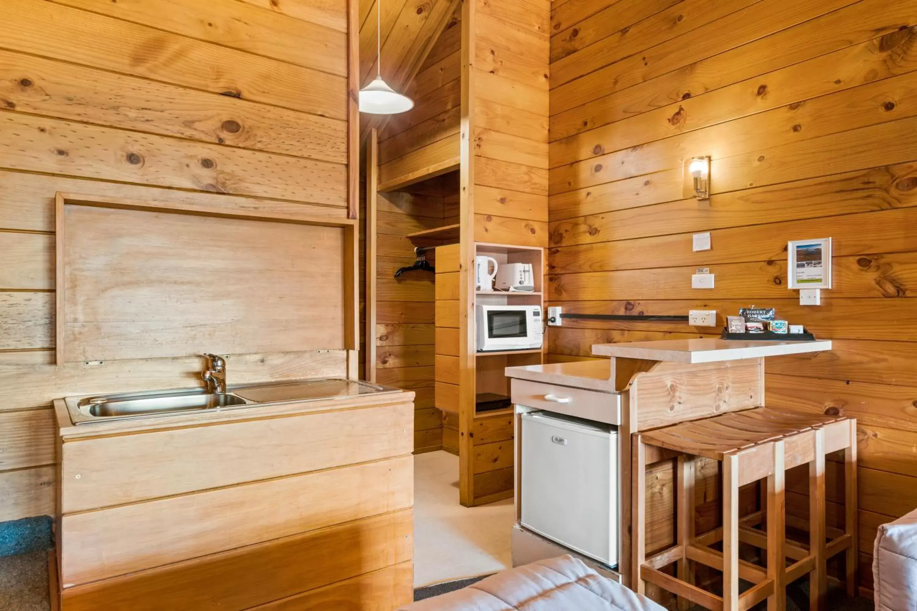 Kitchen/Kitchenette in Aspiring Lodge Motel