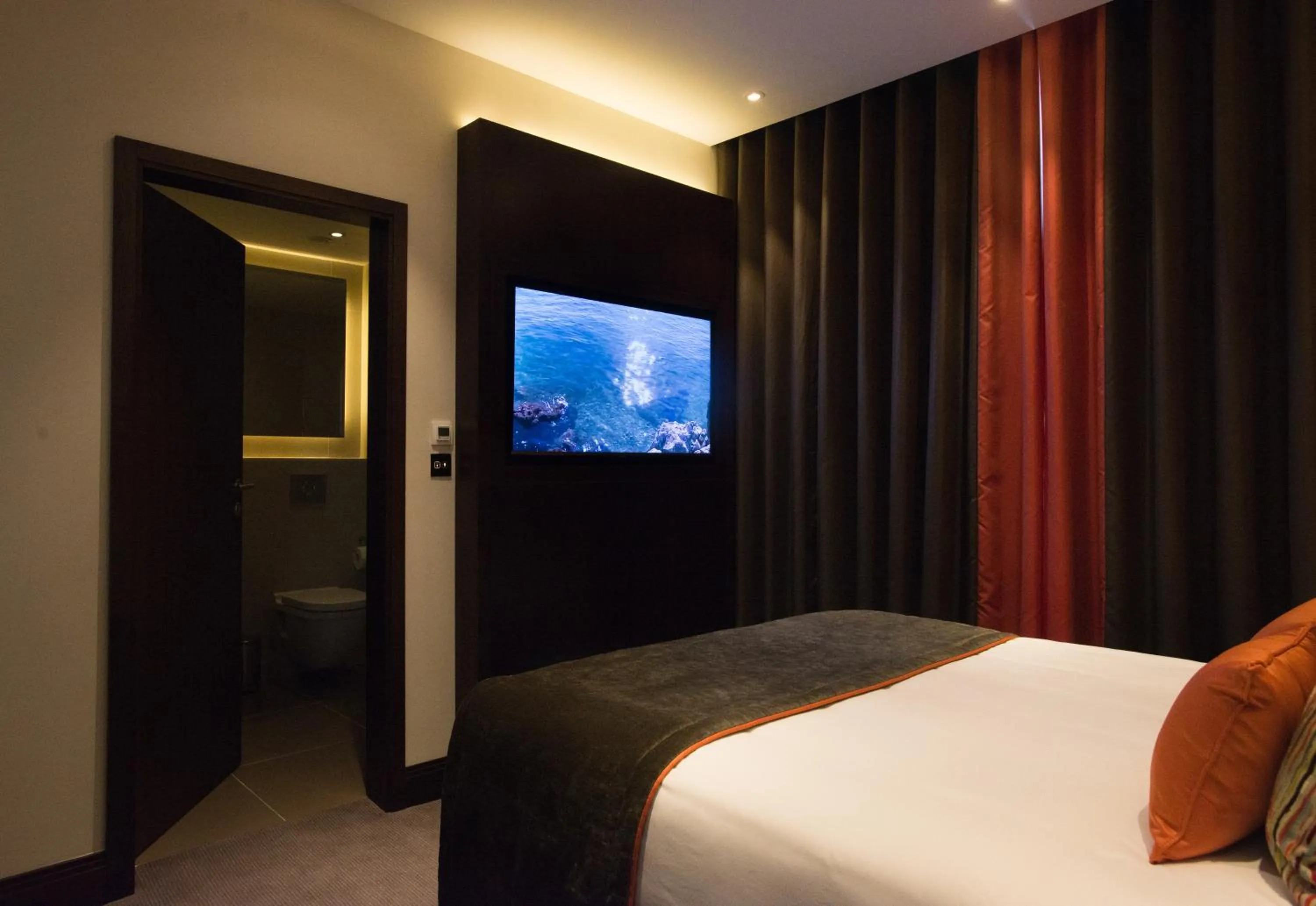 TV and multimedia, Bed in St George's Hotel - Wembley