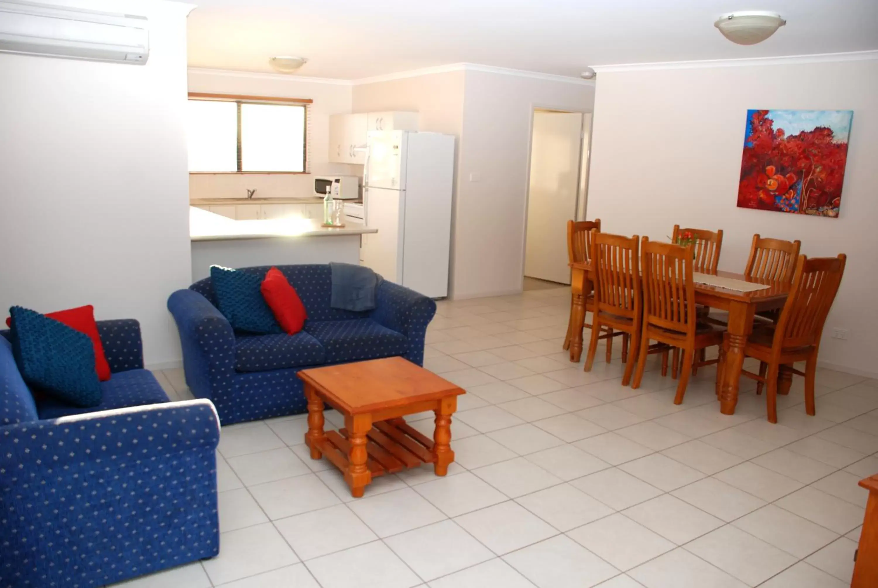 Kitchen or kitchenette, Seating Area in Amberoo Apartments