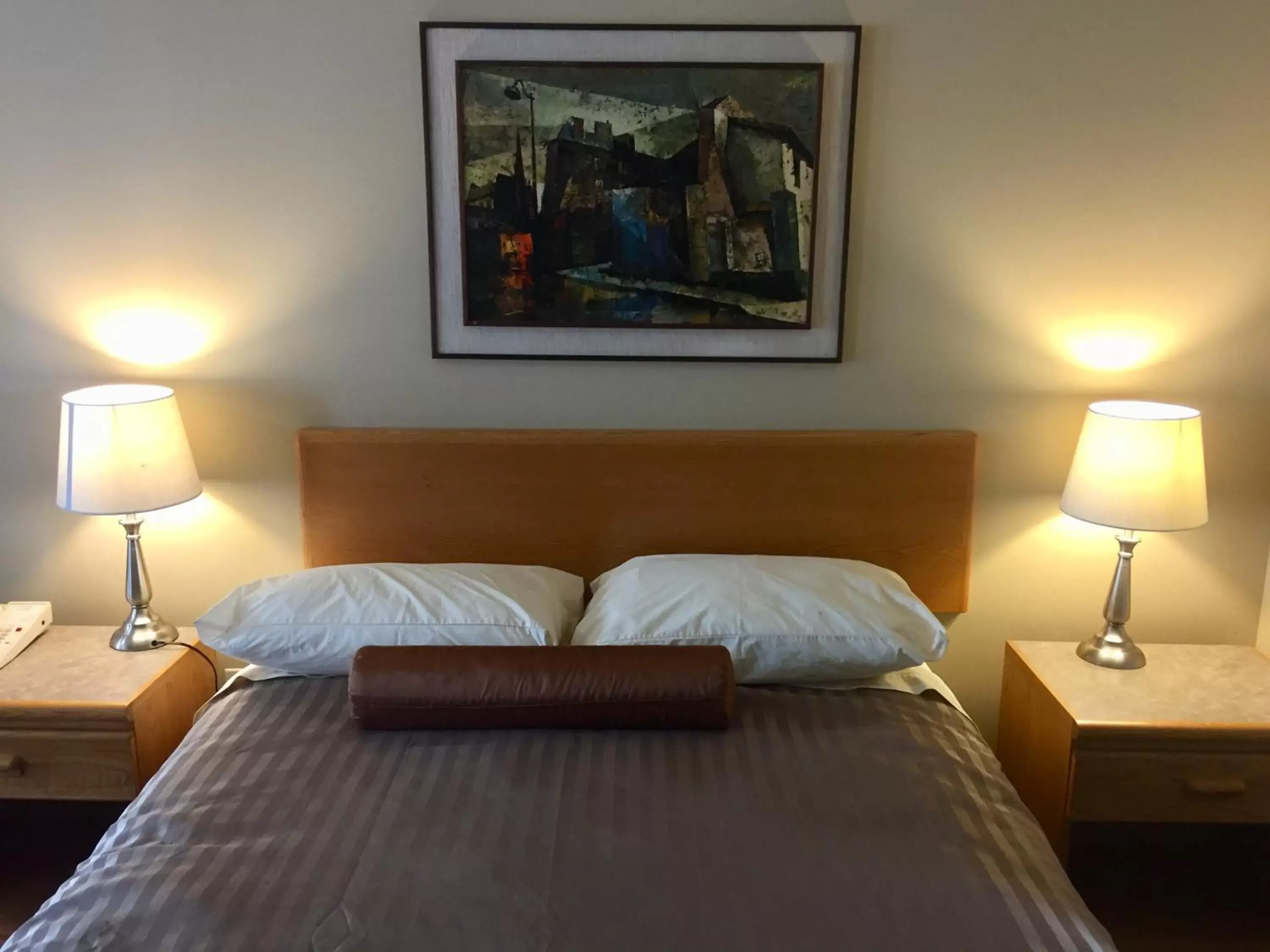 Bed in Avalon Inn