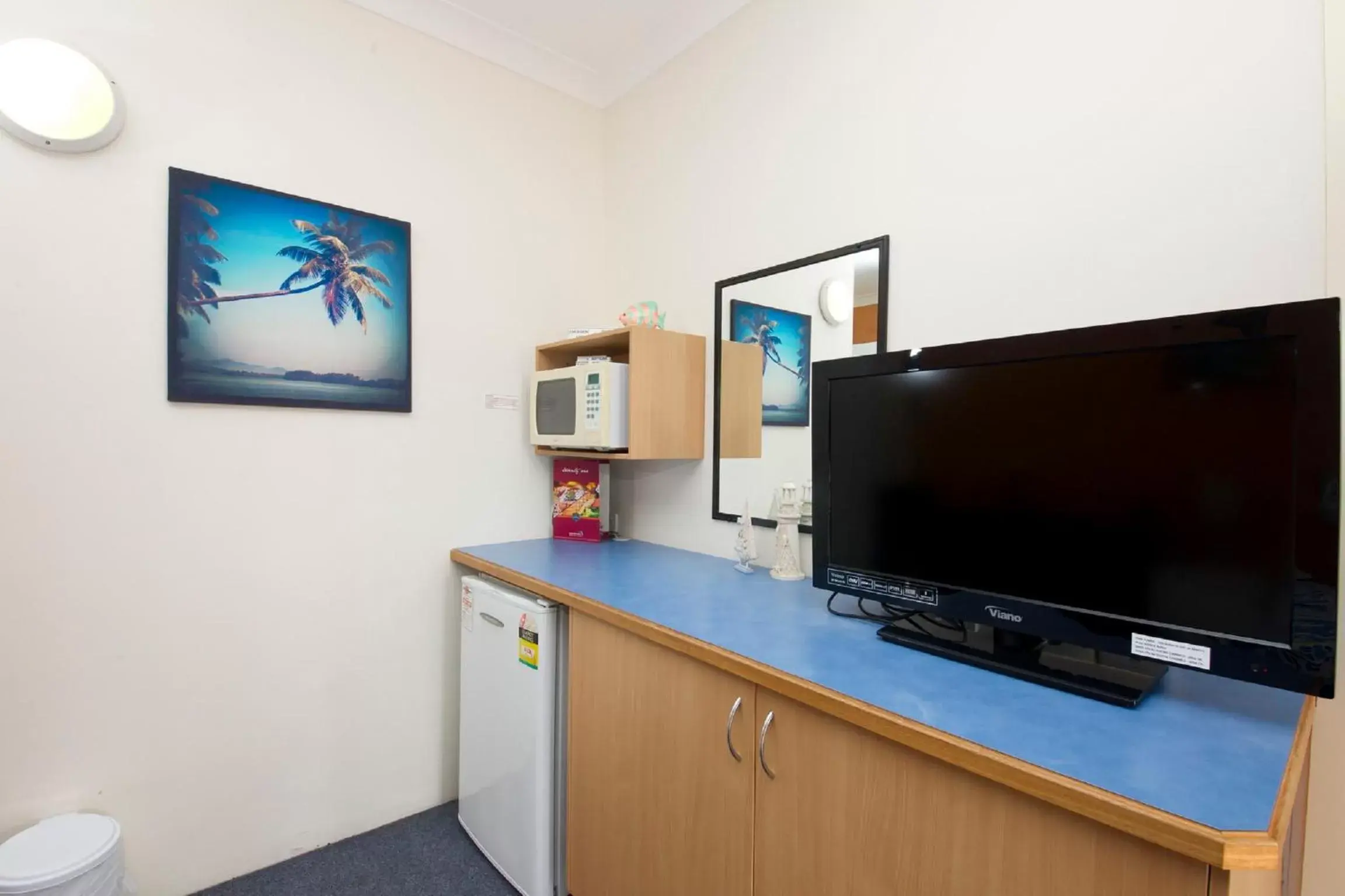 Living room, TV/Entertainment Center in Tuncurry Beach Motel