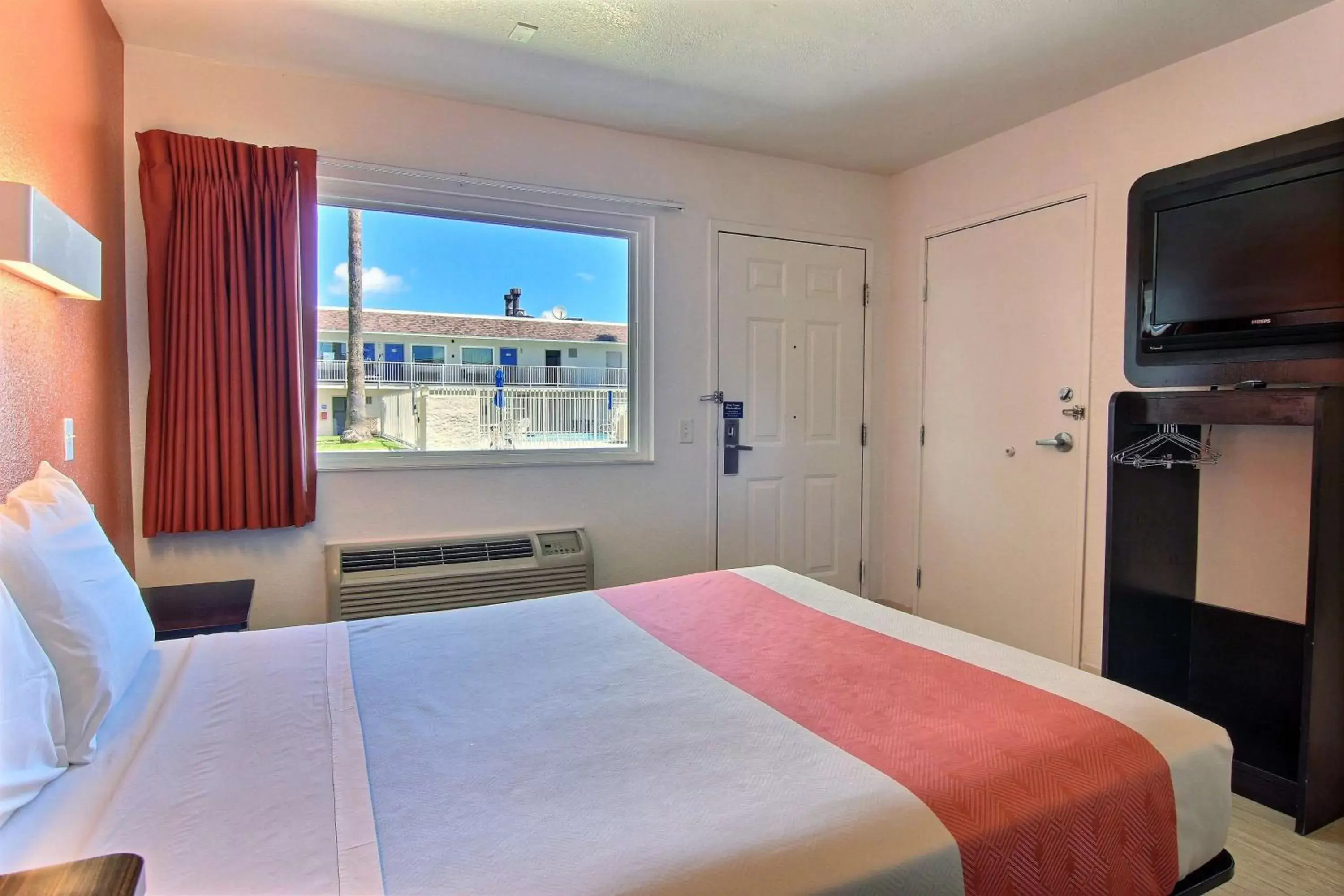 TV and multimedia, Bed in Motel 6-Corpus Christi, TX - East - North Padre Island