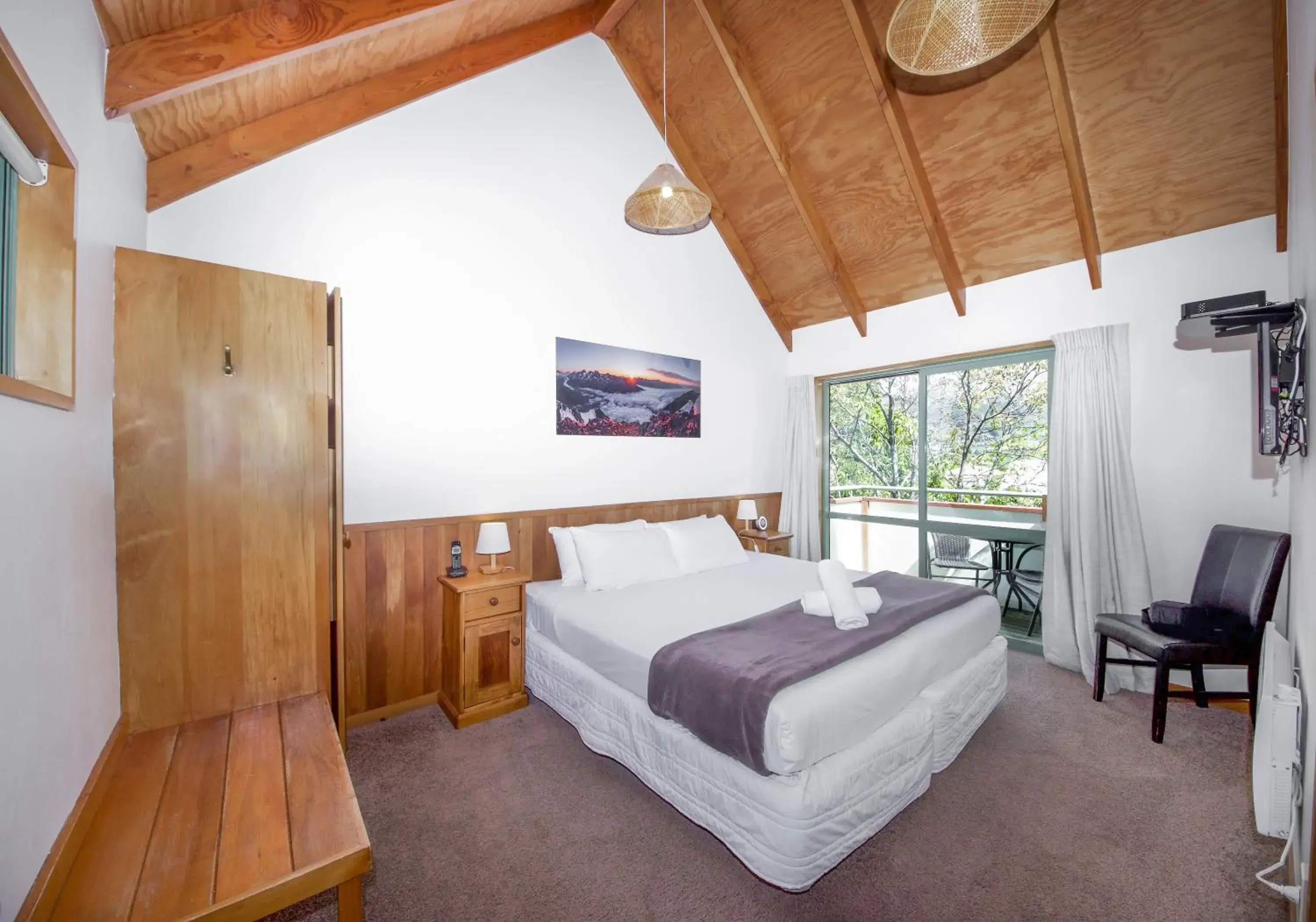 Bed in Te Wanaka Lodge
