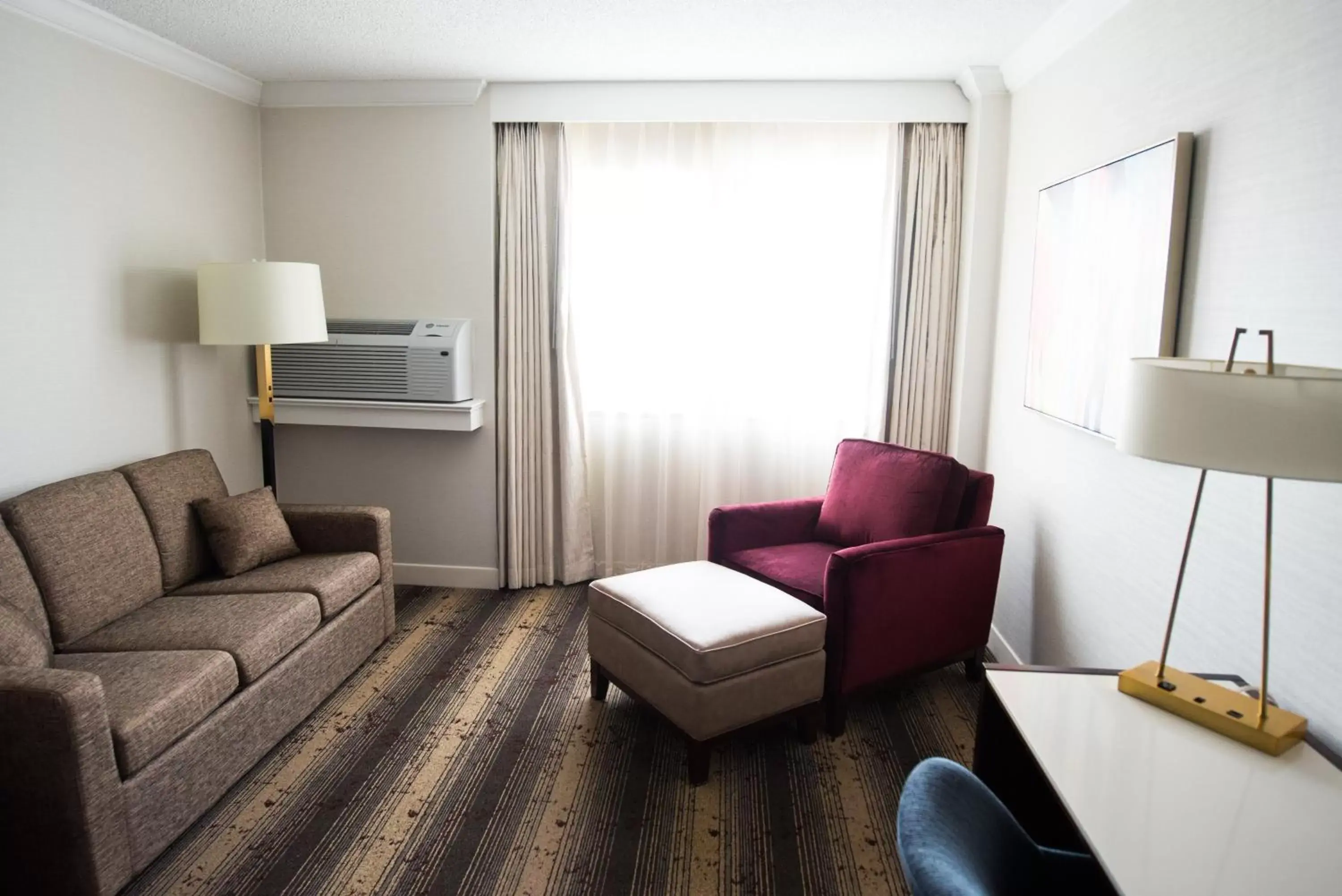 Photo of the whole room, Seating Area in Crowne Plaza Edison, an IHG Hotel