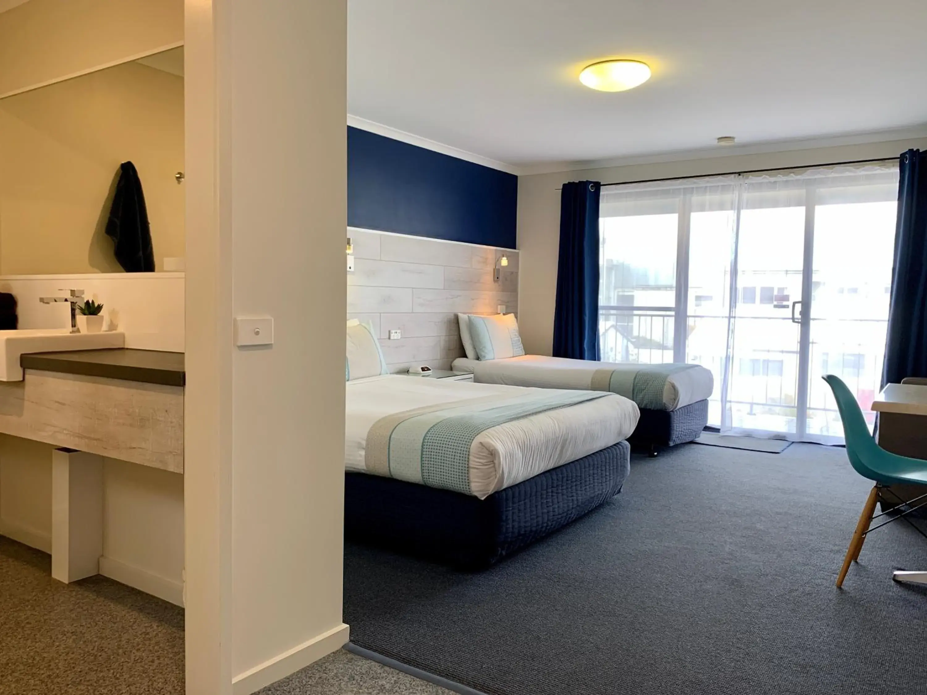 Bathroom, Bed in Apollo Bay Waterfront Motor Inn