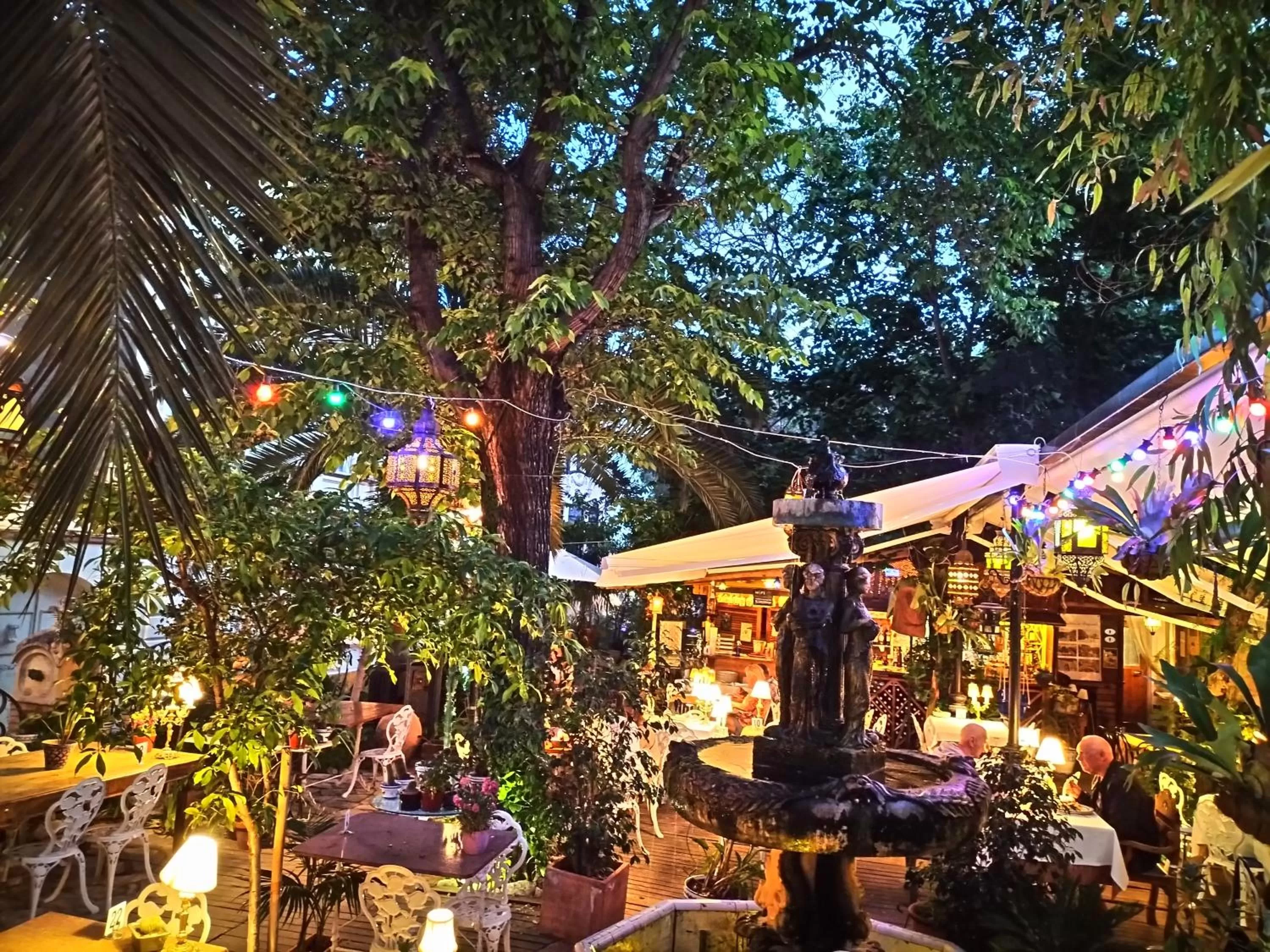 Restaurant/places to eat in Sitges Royal Rooms