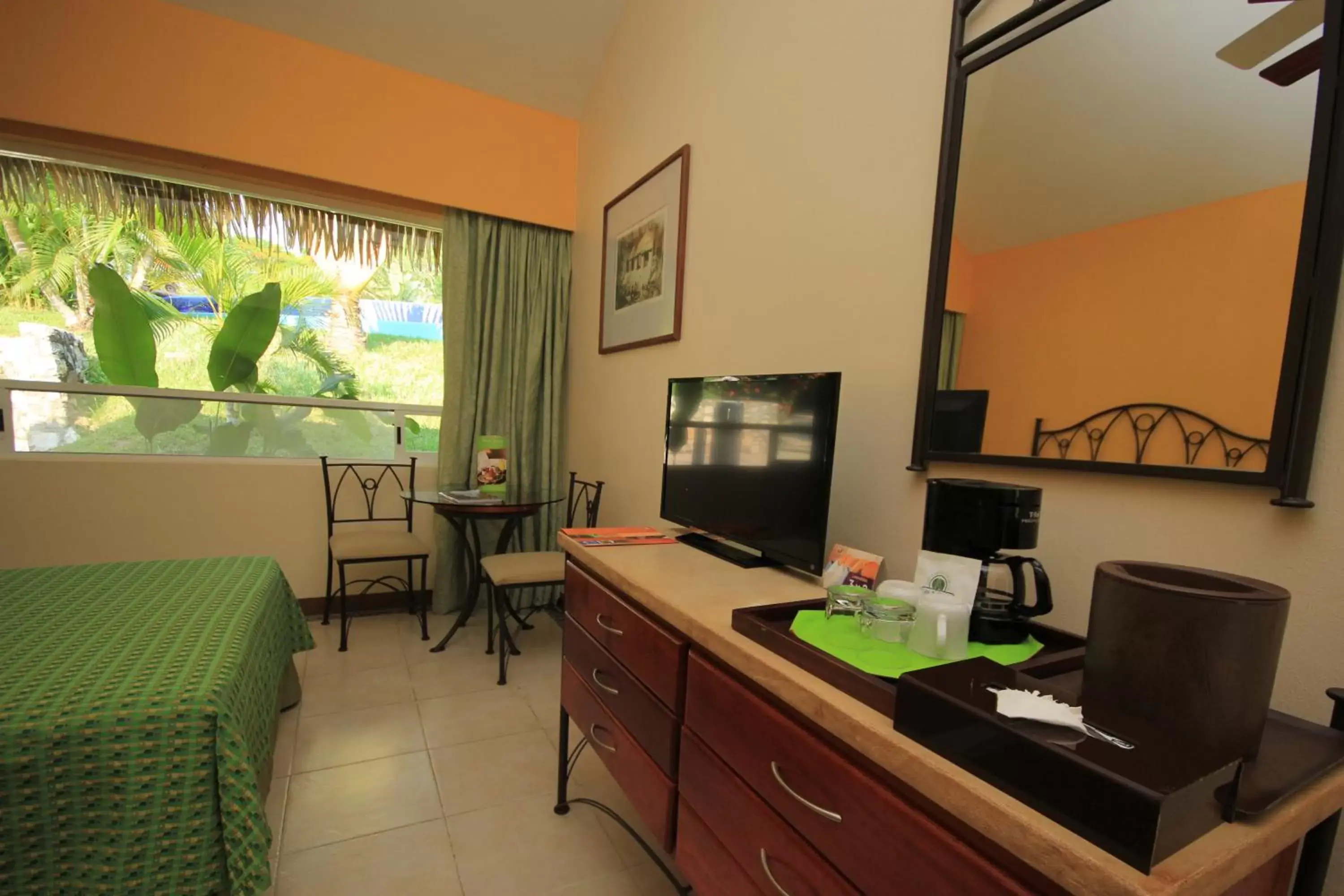 Bedroom, TV/Entertainment Center in Hotel Villa Mercedes Palenque