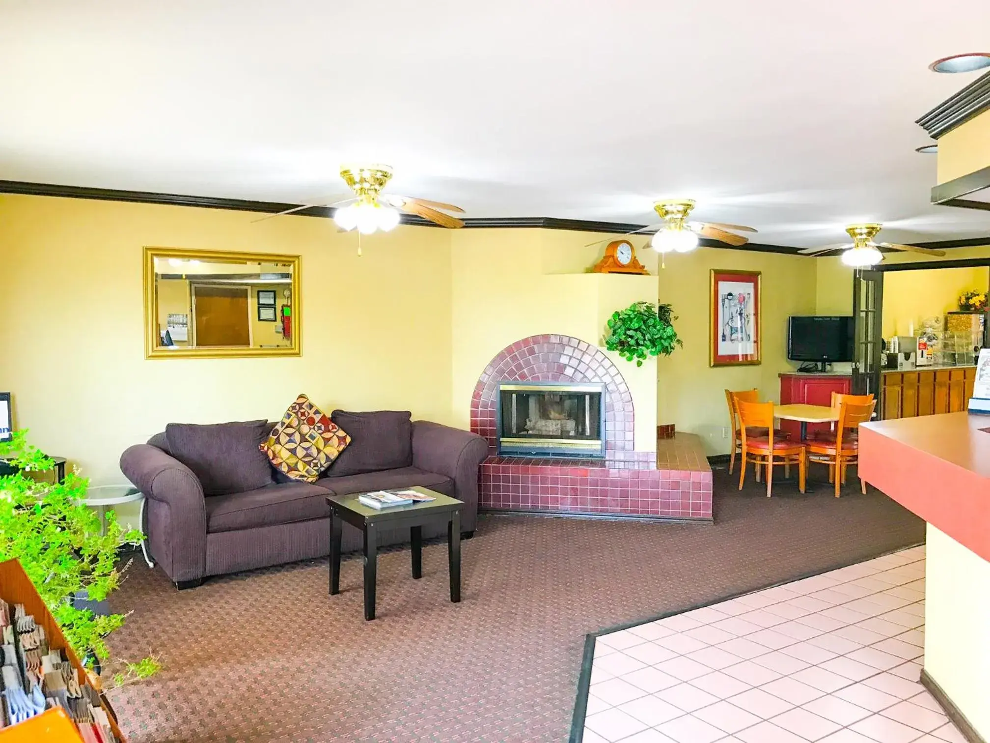 Lobby or reception, Seating Area in Americas Best Value Inn Yukon