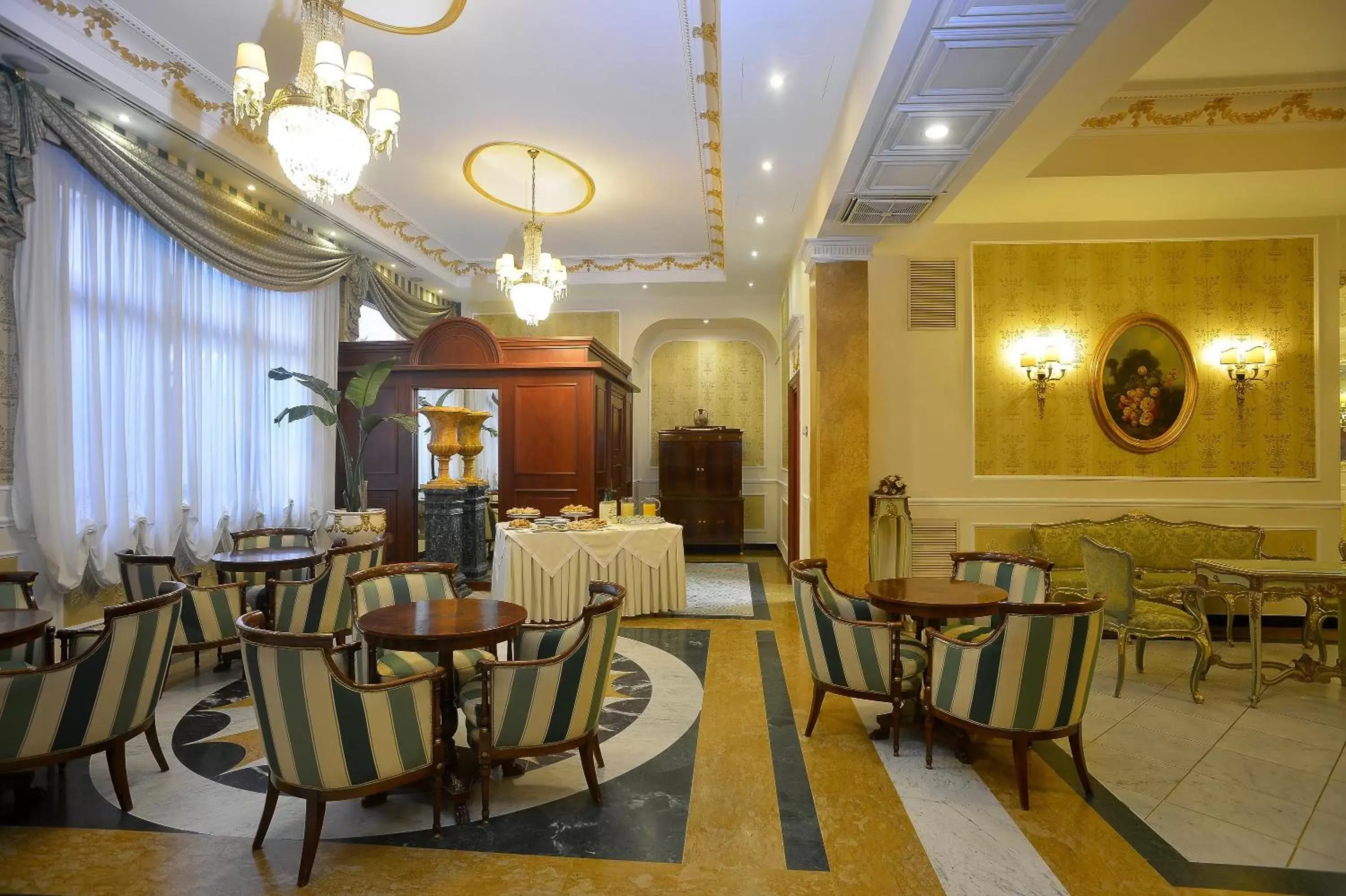 Lounge or bar in Zanhotel Europa Lounge or bar in Zanhotel Europa