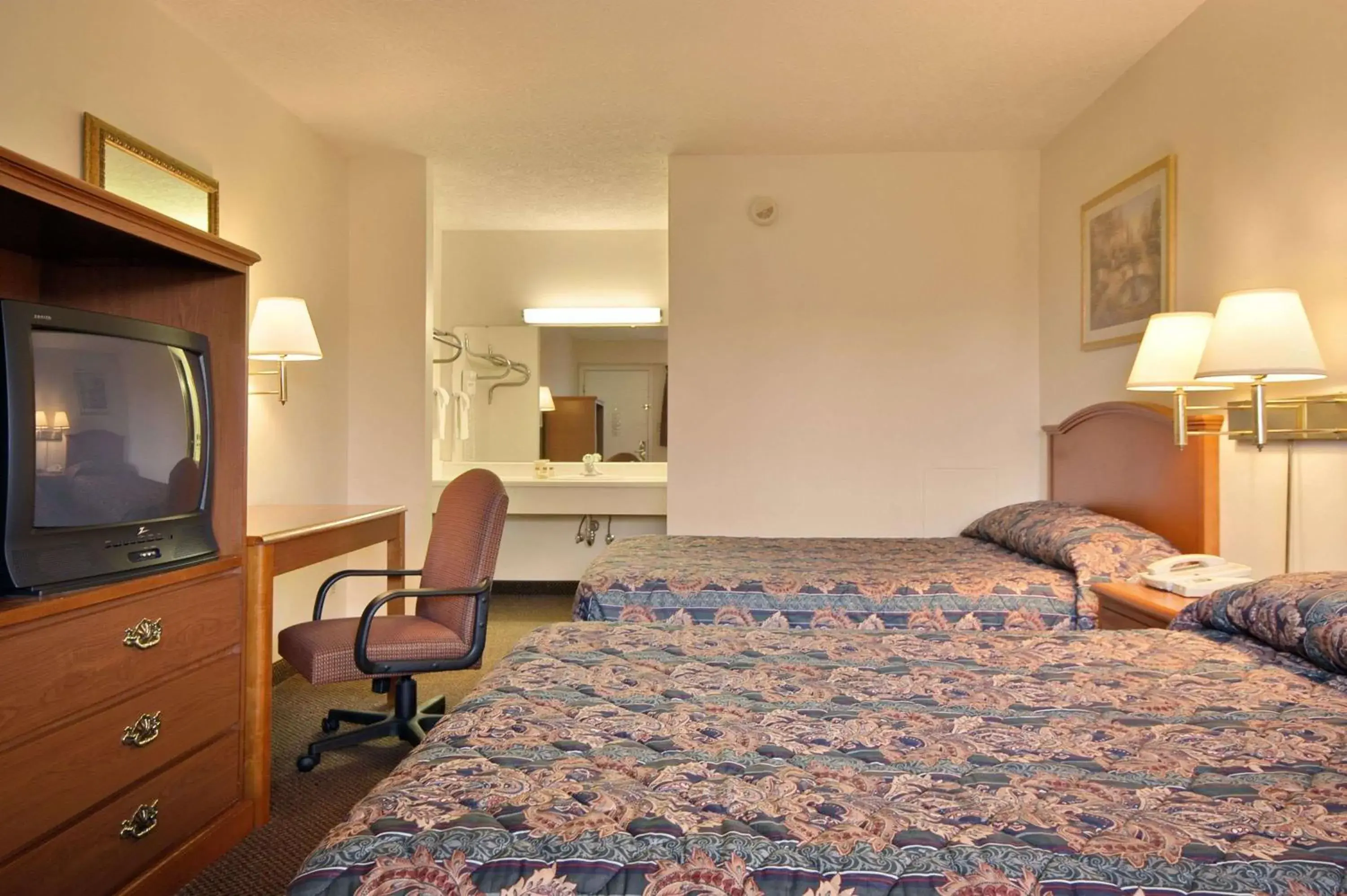 Photo of the whole room, Bed in Days Inn by Wyndham Plainfield