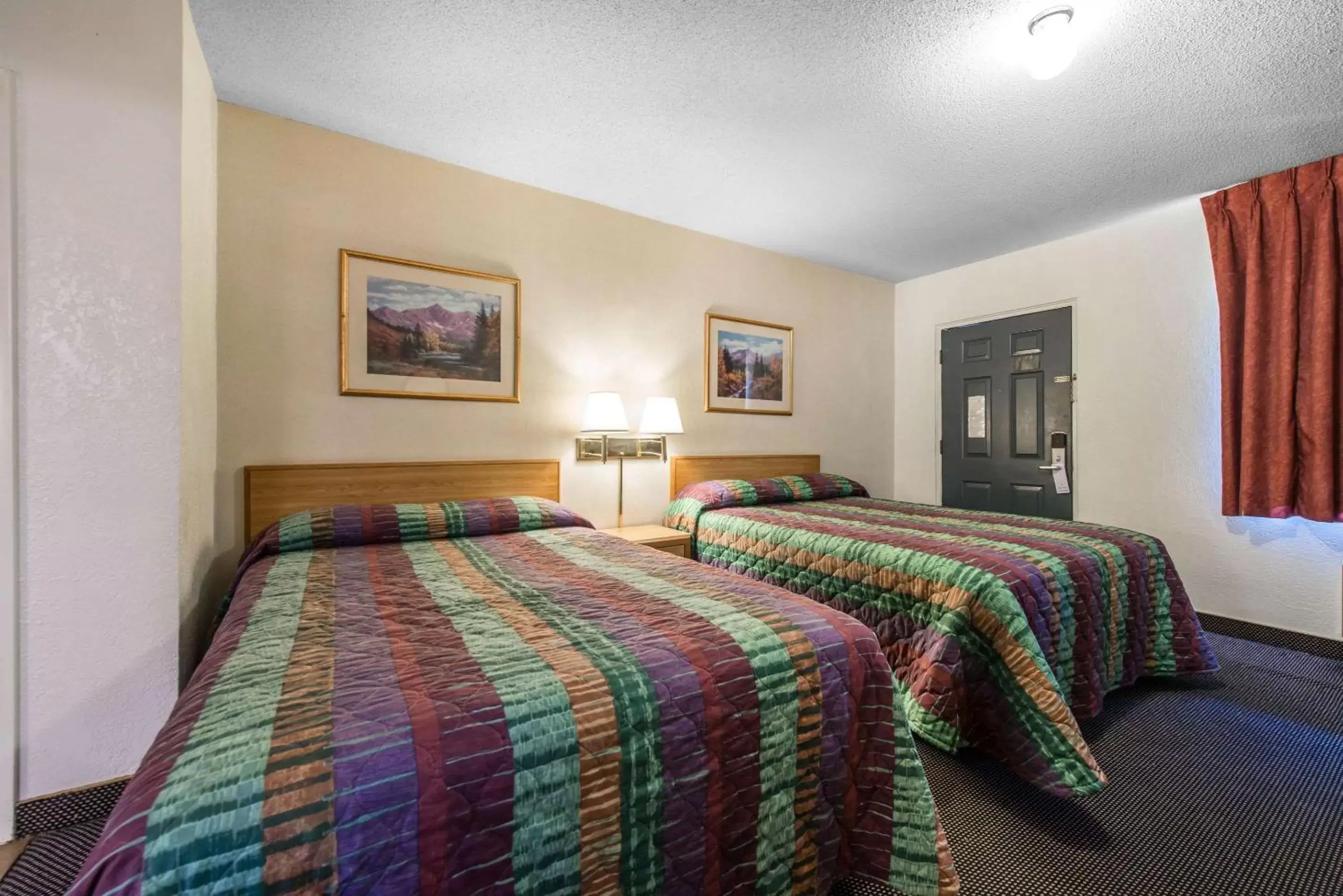 Photo of the whole room, Bed in Rodeway Inn & Suites Colorado Springs