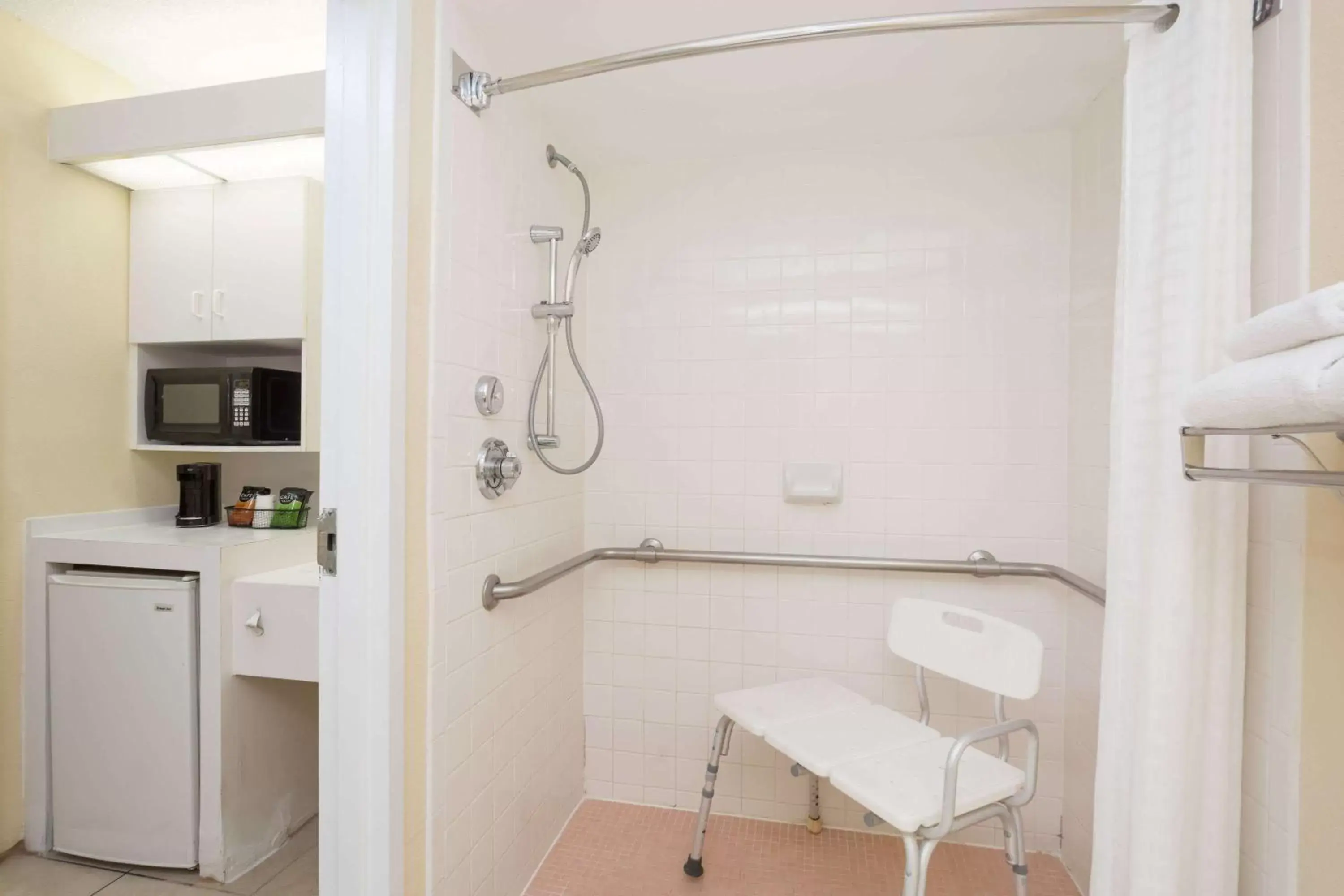 Shower, Bathroom in Ramada by Wyndham Kissimmee Gateway