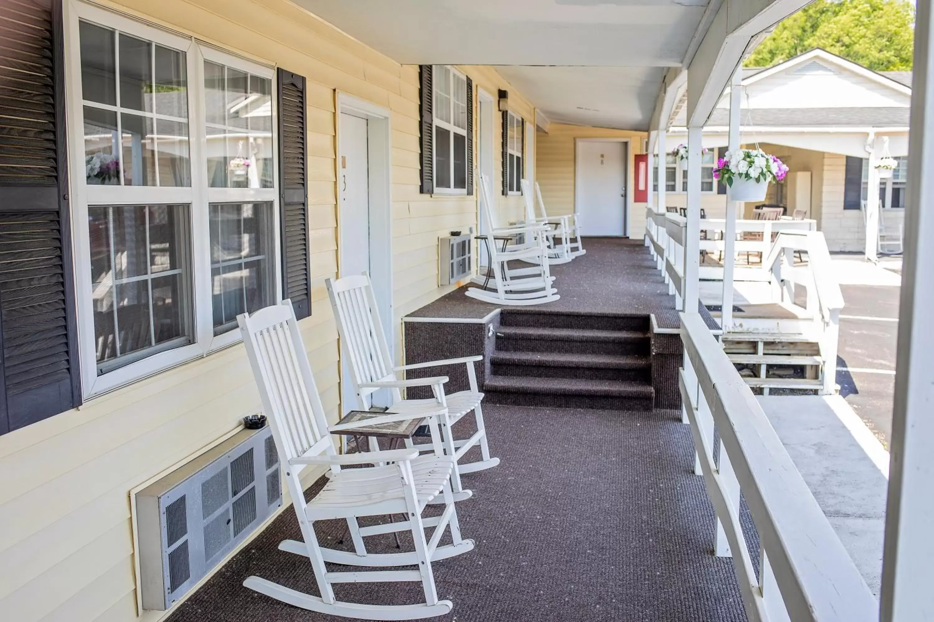 Balcony/Terrace in Longhouse Lodge Motel