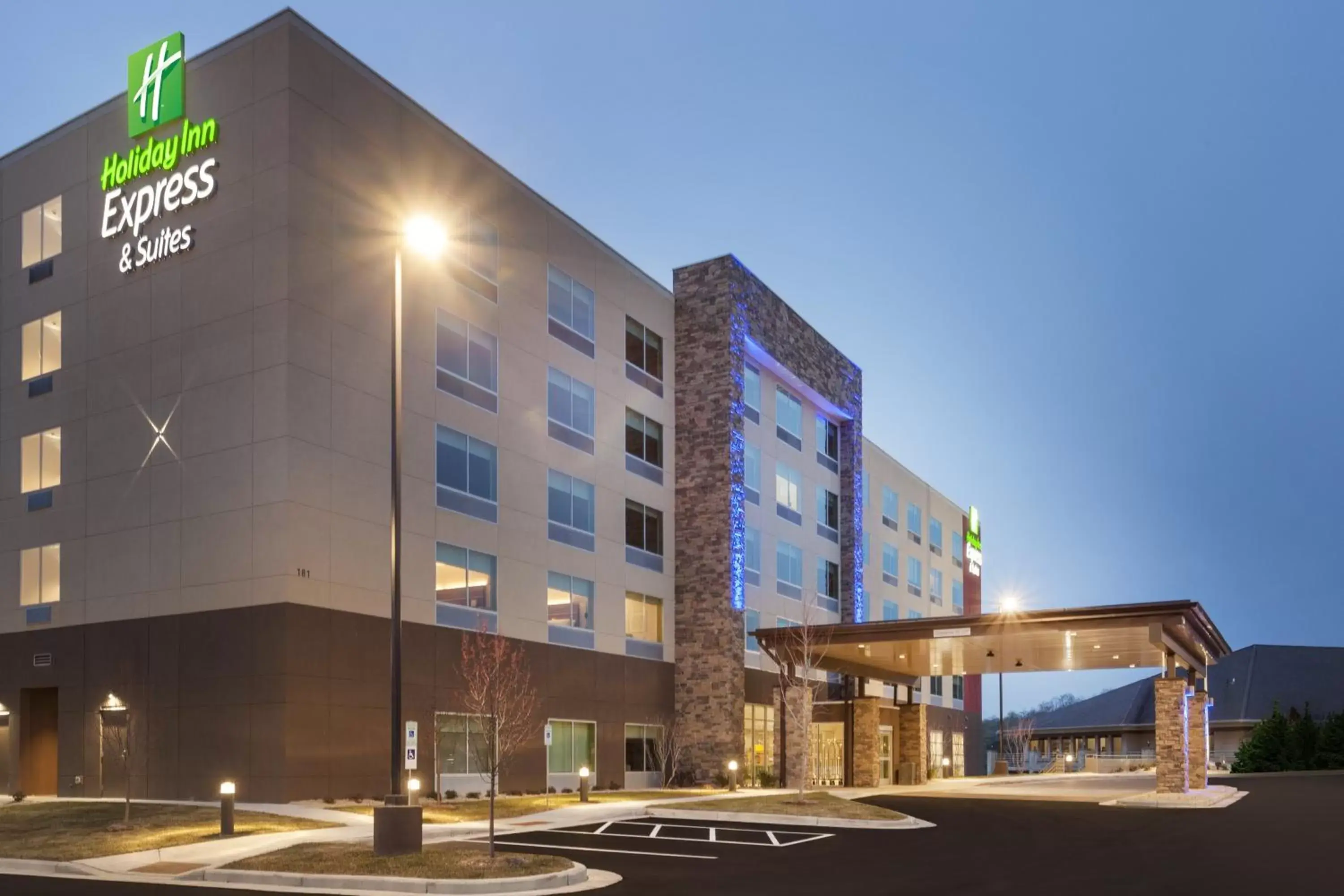 Property Building in Holiday Inn Express & Suites - Hudson I-94, an IHG Hotel