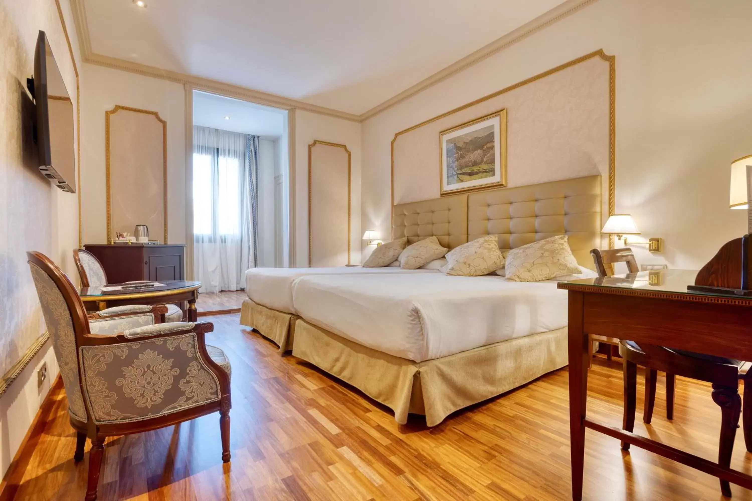 Photo of the whole room, Bed in Hotel Roger de Llúria