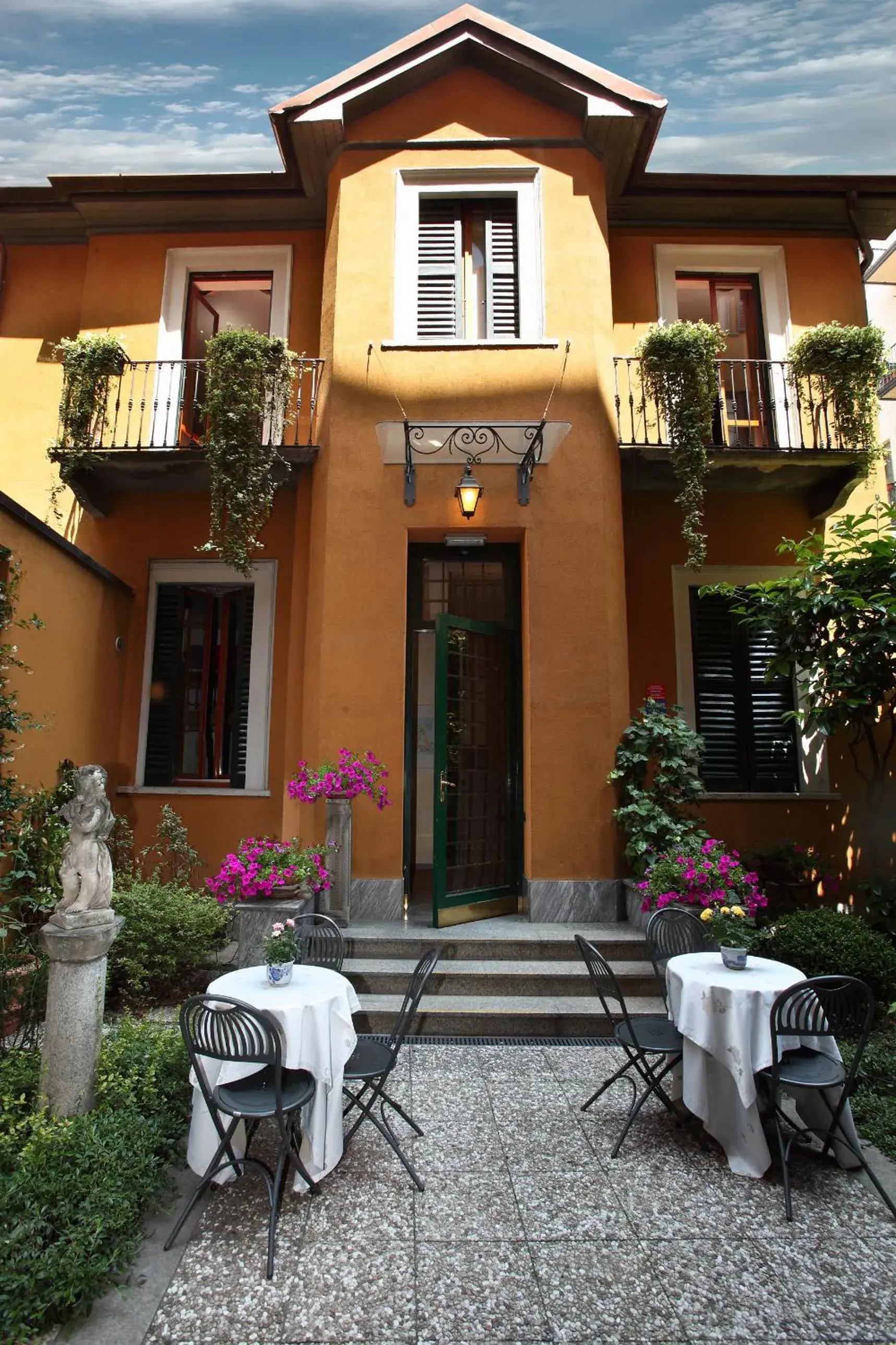 Restaurant/places to eat in Hotel Sanpi Milano