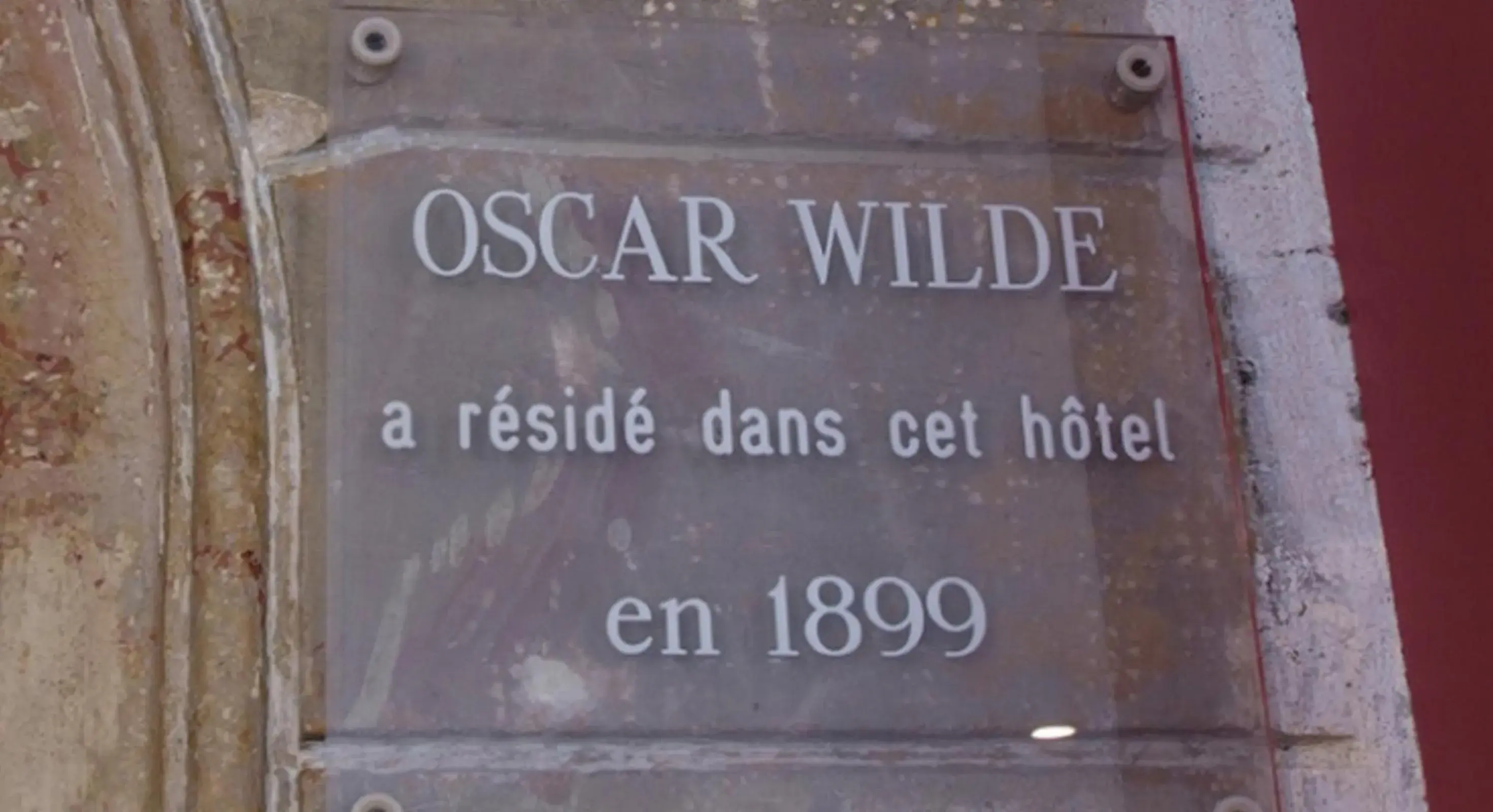 Facade/entrance in Louvre Marsollier Opera