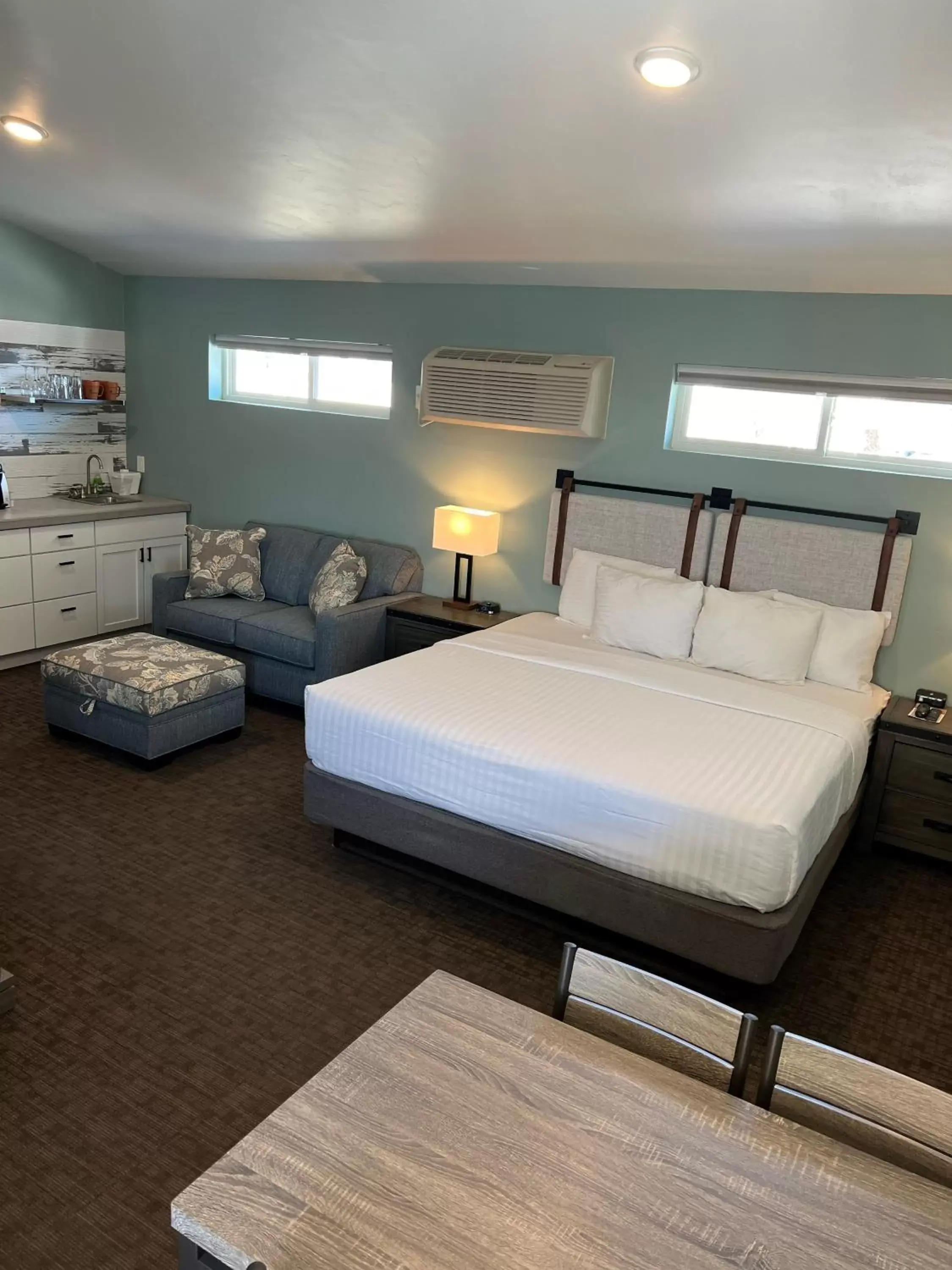 Photo of the whole room, Bed in Julie's Park Cafe & Motel