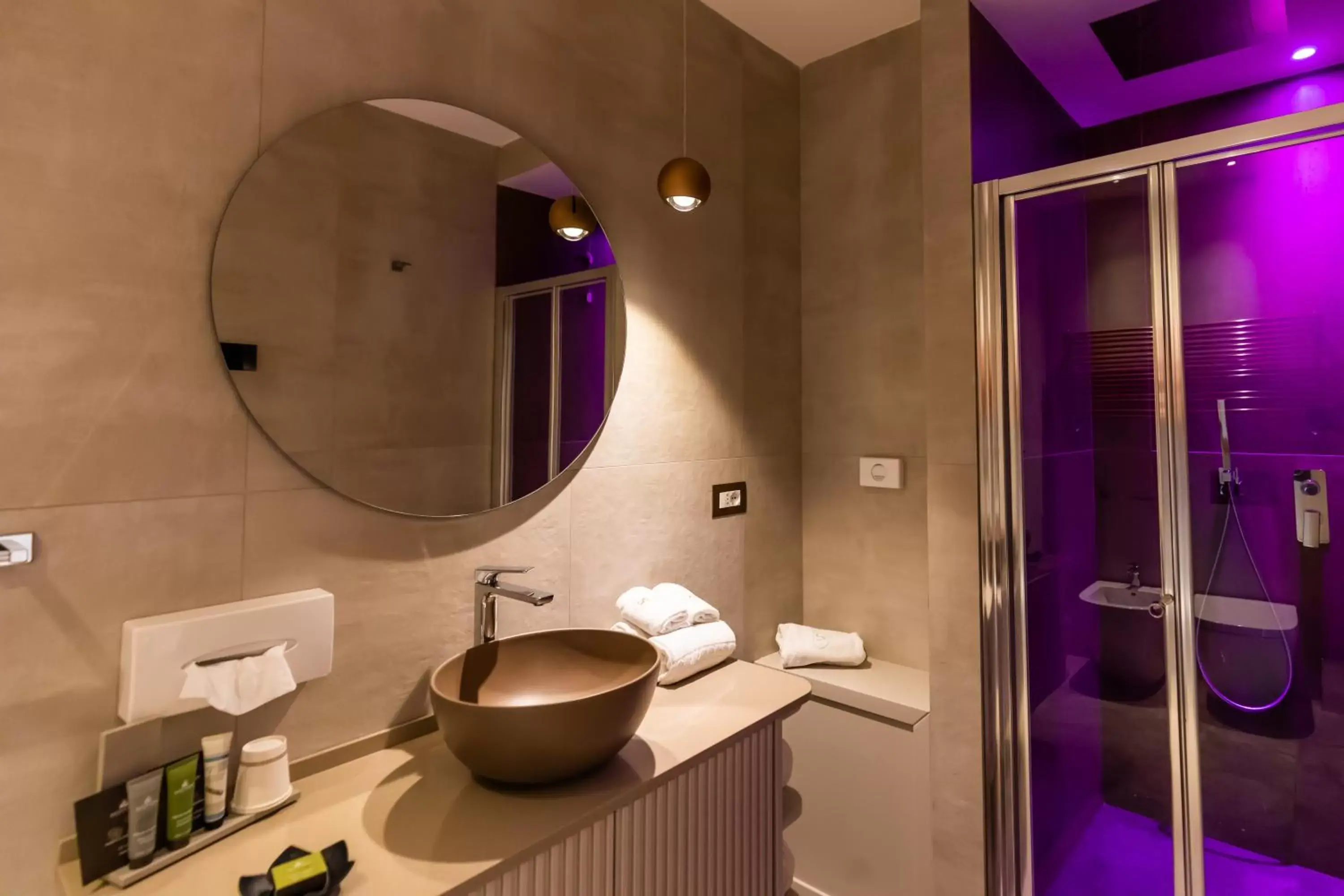 Shower, Bathroom in Solmaris Tropea Rooms & Suites