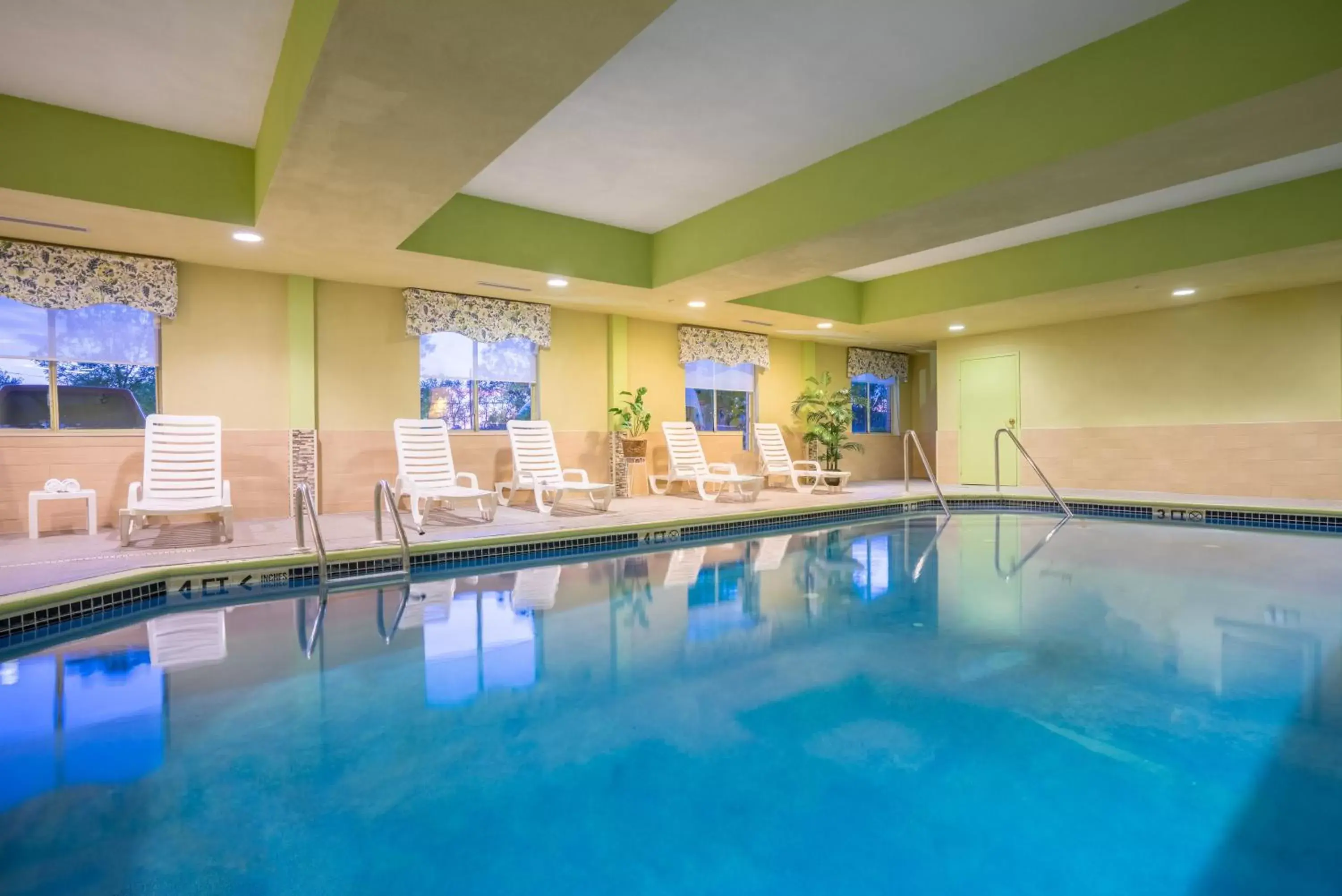 Swimming pool in Holiday Inn Express and Suites Quakertown - Allentown Area by IHG Swimming pool in Holiday Inn Express and Suites Quakertown - Allentown Area by IHG