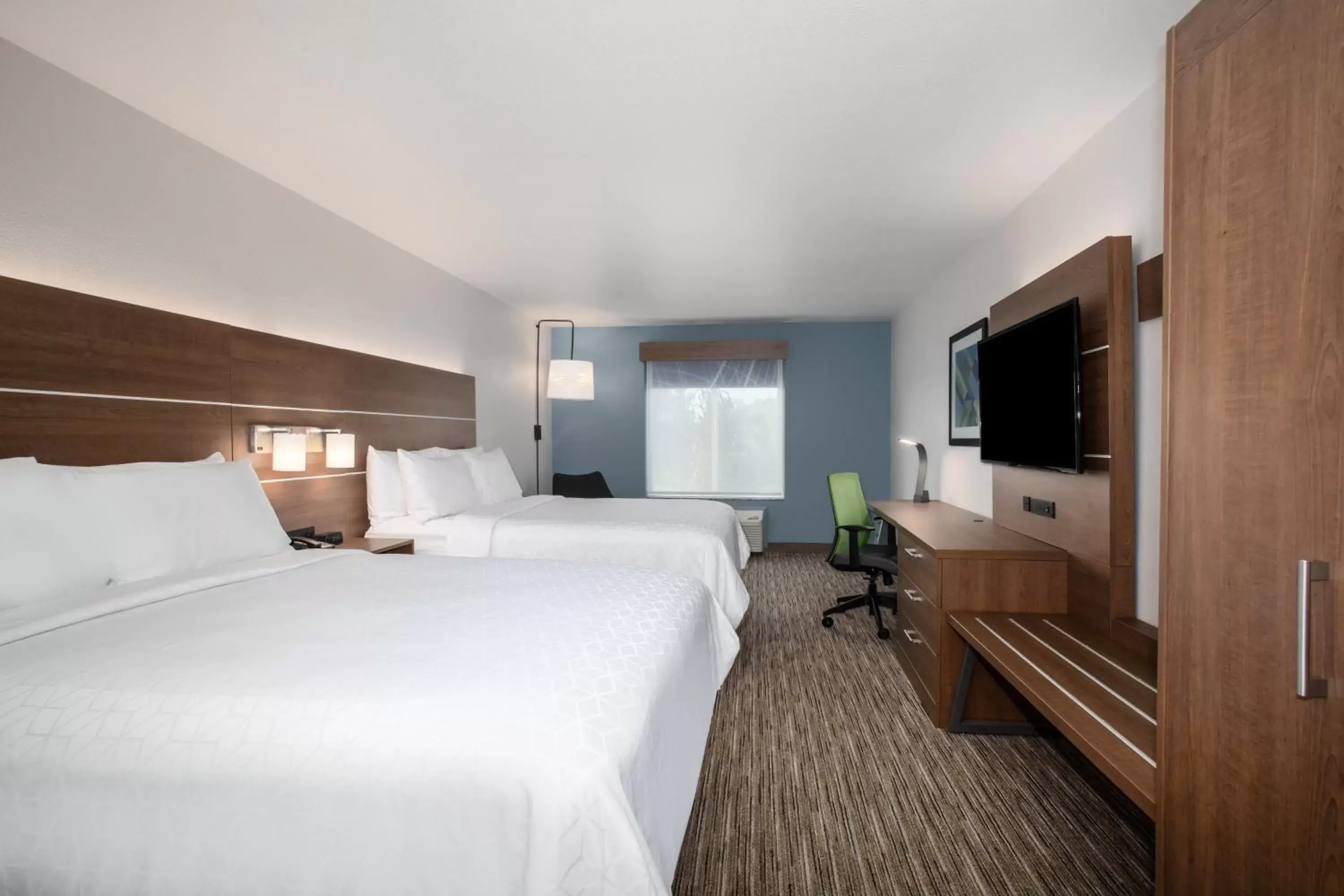 Photo of the whole room, Bed in Holiday Inn Express & Suites Yosemite Park Area, an IHG Hotel