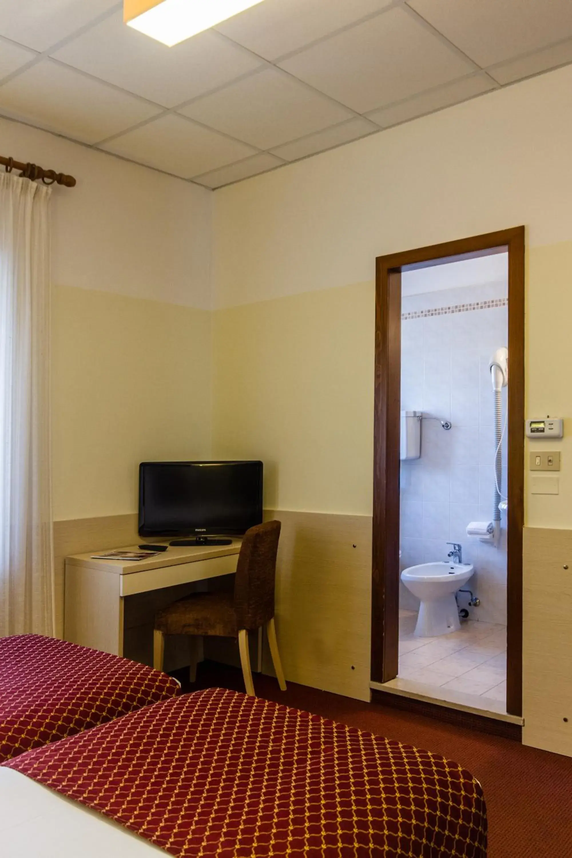 Bedroom, TV/Entertainment Center in Hotel Sant'Ilario