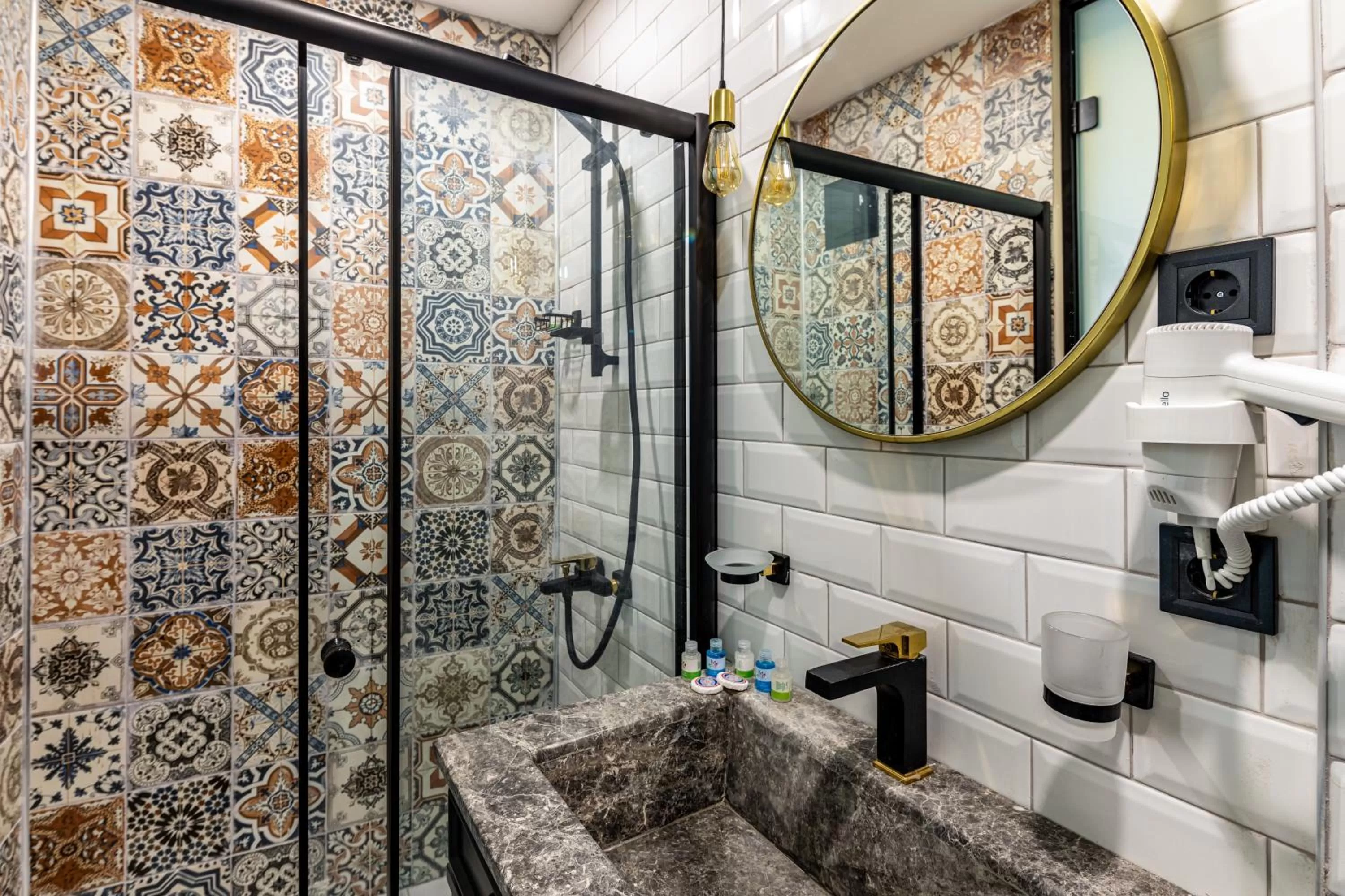 Shower in Interstar Hotel - Sultanahmet