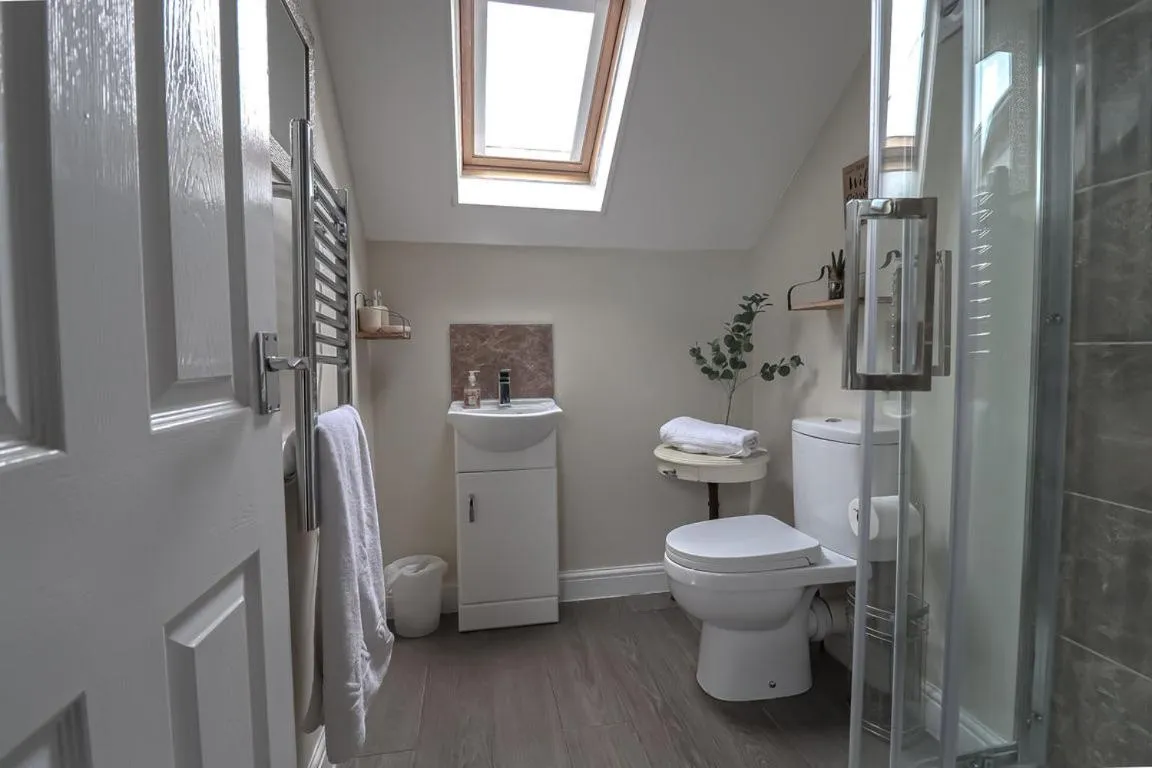 Shower in Little Lodge B&B Lutterworth