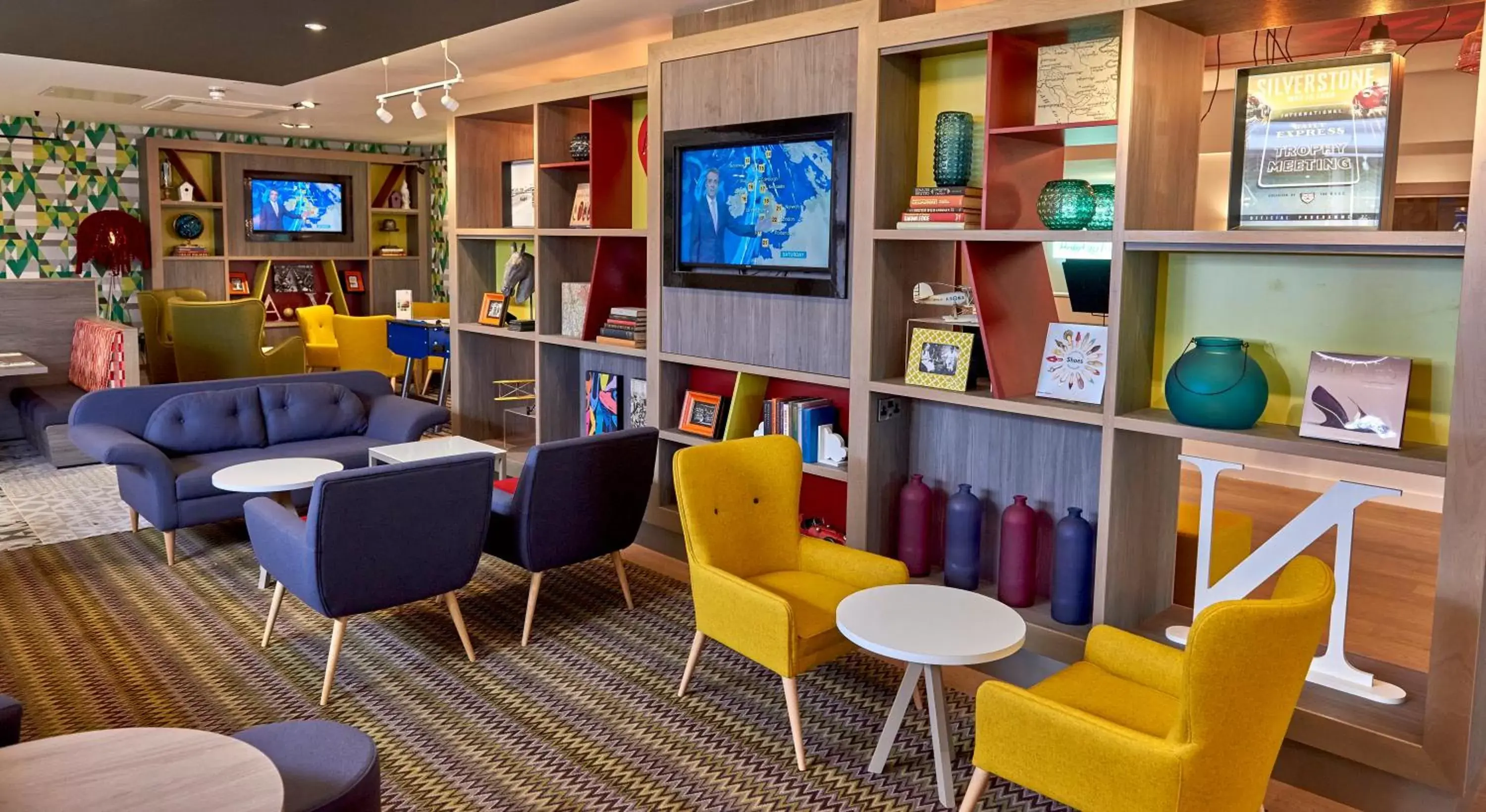 Lounge or bar in Holiday Inn Northampton West M1 Junc 16, an IHG Hotel