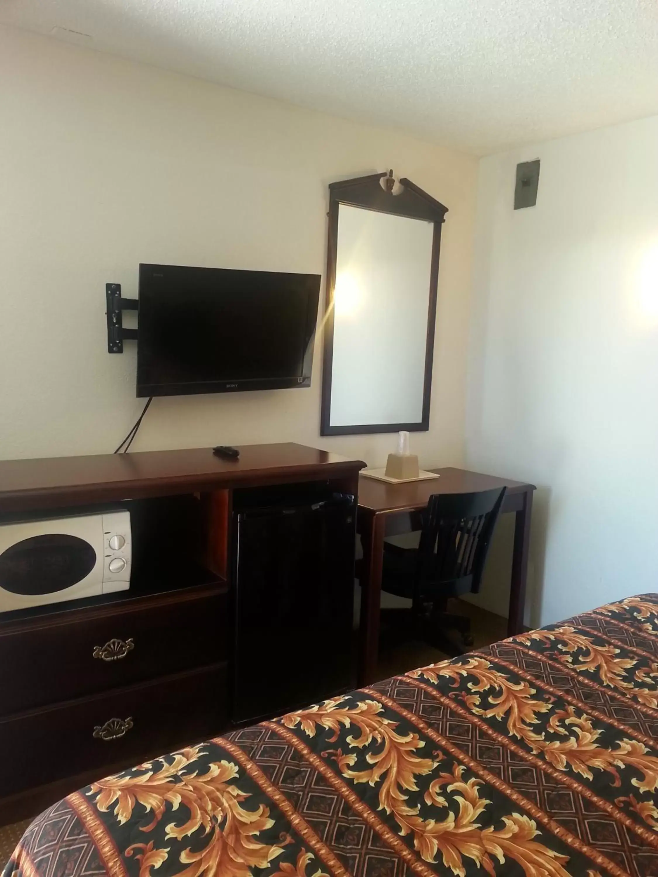 Photo of the whole room, TV/Entertainment Center in Budget Inn