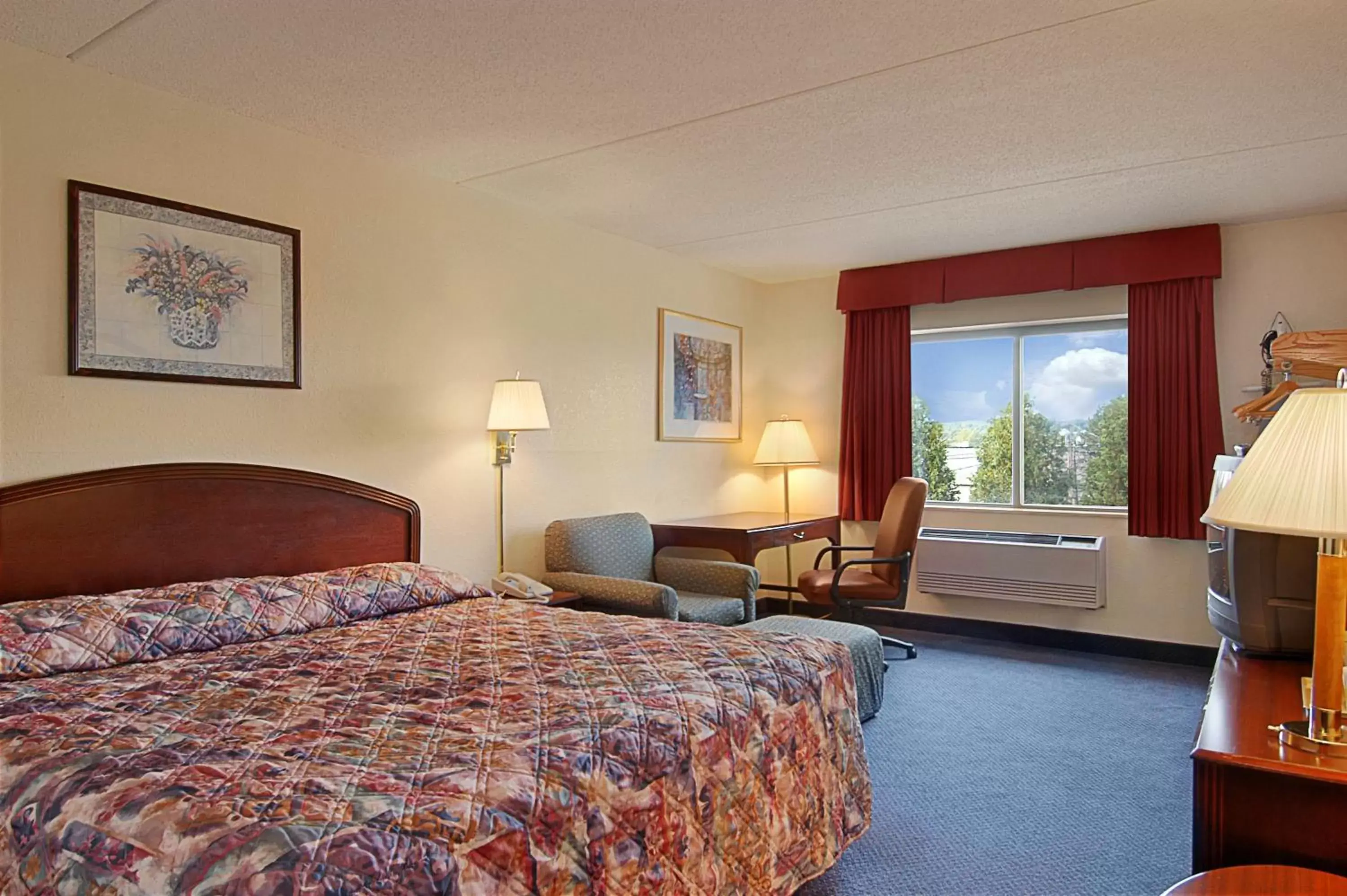 Photo of the whole room, Bed in Super 8 by Wyndham Manchester Airport Photo of the whole room, Bed in Super 8 by Wyndham Manchester Airport