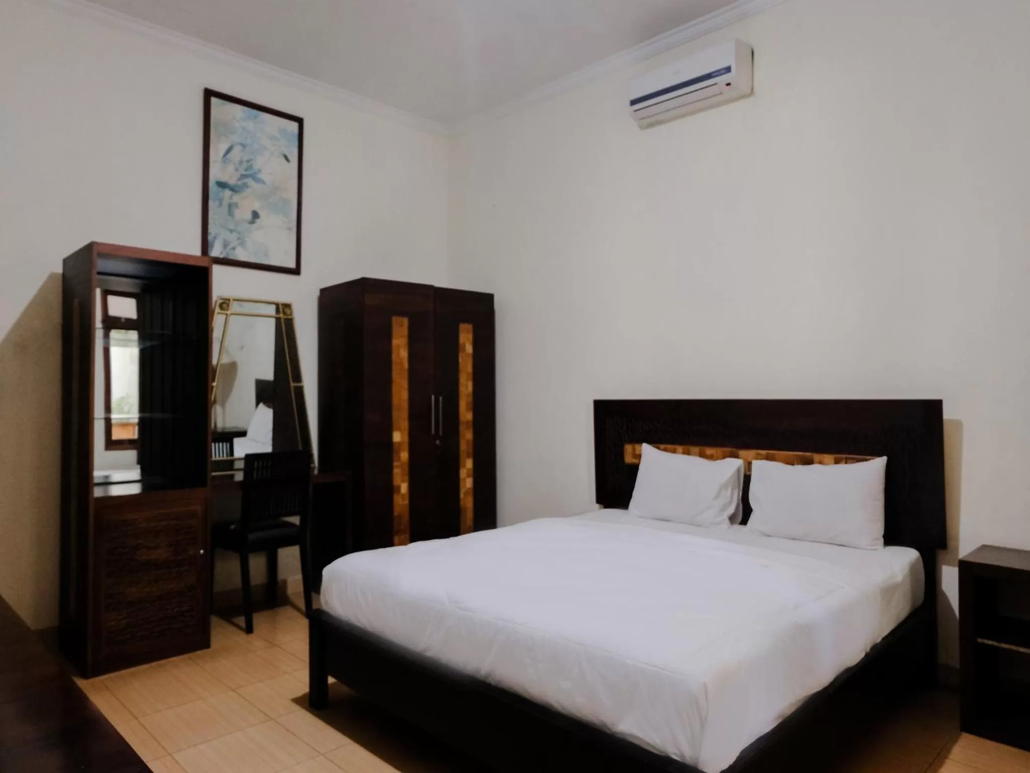 Photo of the whole room, Bed in Hotel Mahkota Plengkung by ecommerceloka