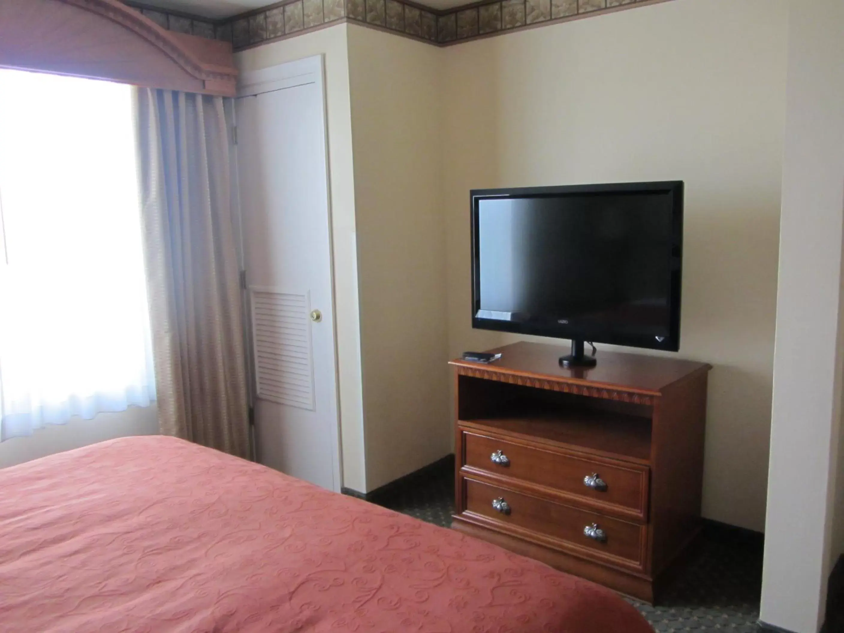 TV and multimedia, TV/Entertainment Center in Country Inn & Suites by Radisson, Amarillo I-40 West, TX