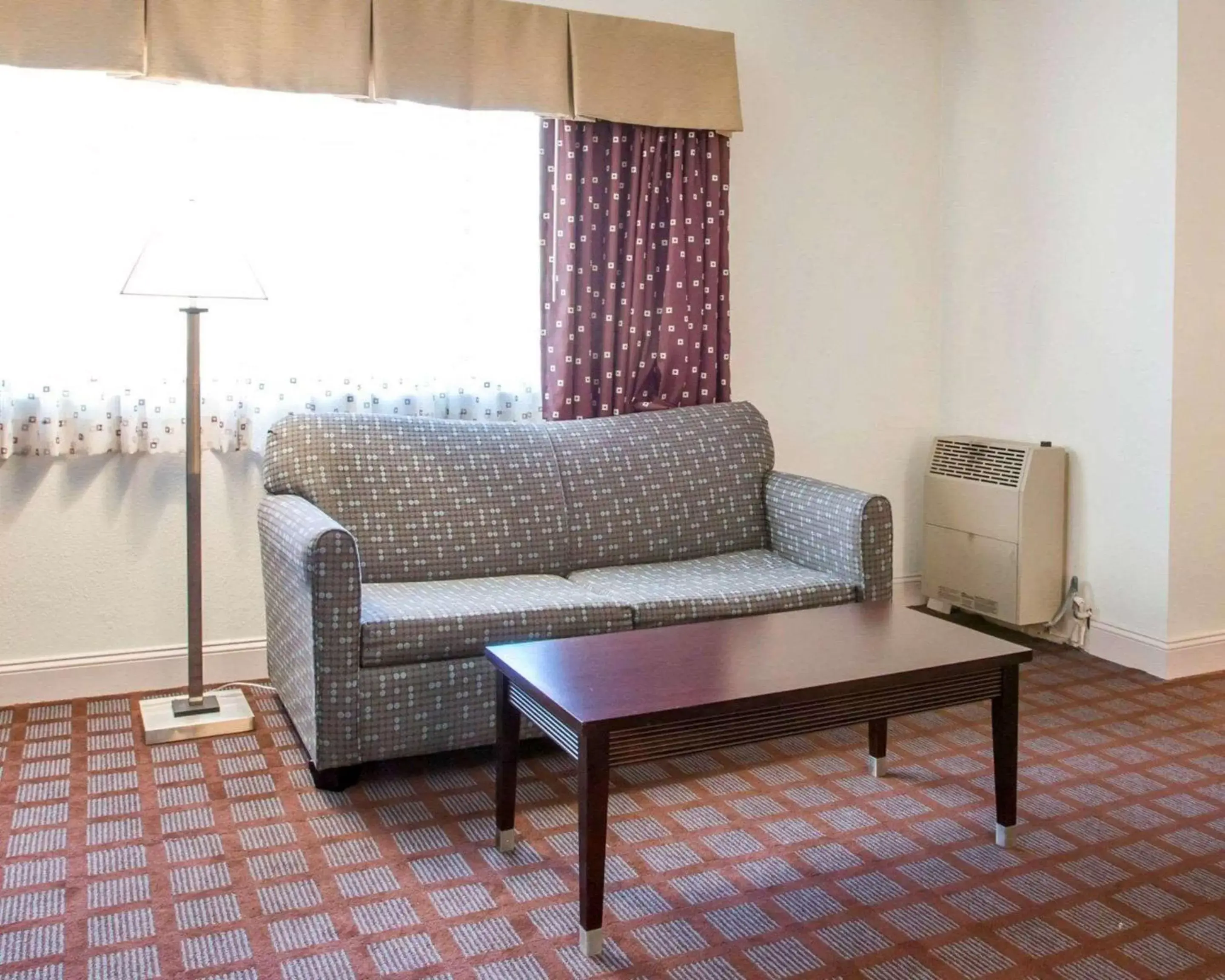 Photo of the whole room, Seating Area in Quality Inn near Mammoth Mountain Ski Resort